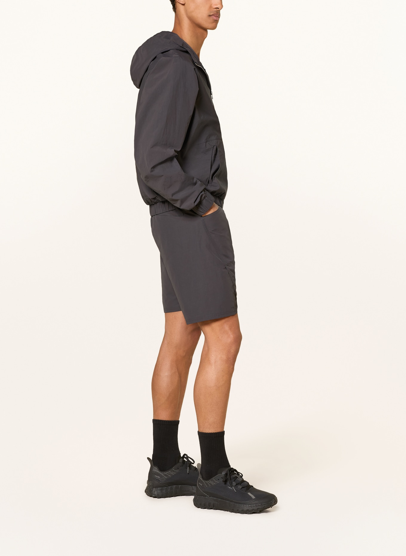 District Vision Laufshorts TASLAN: DUNKELGRAU / GRÜN