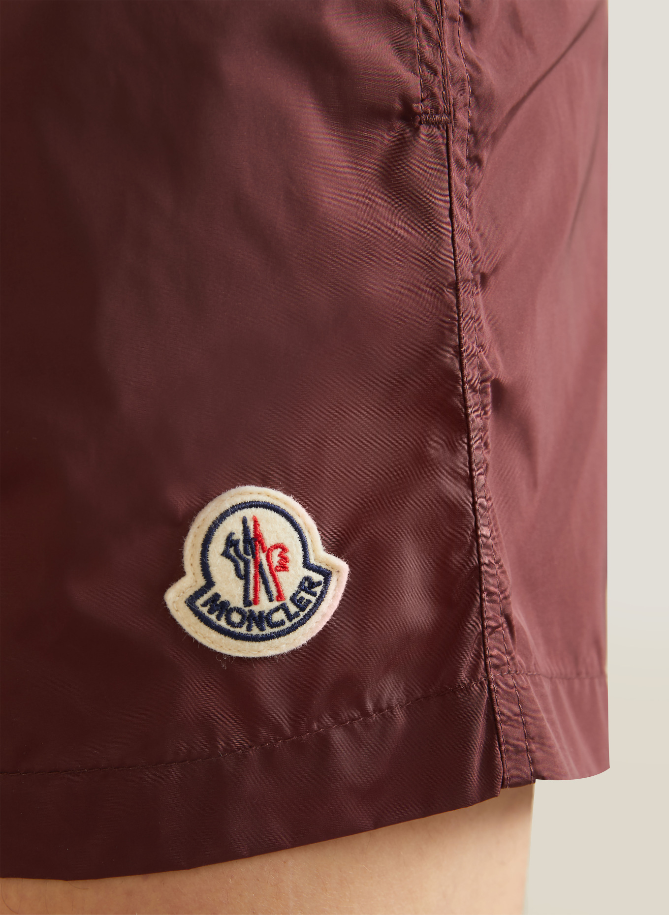 MONCLER Badeshorts: DUNKELROT / BEIGE / BLAU