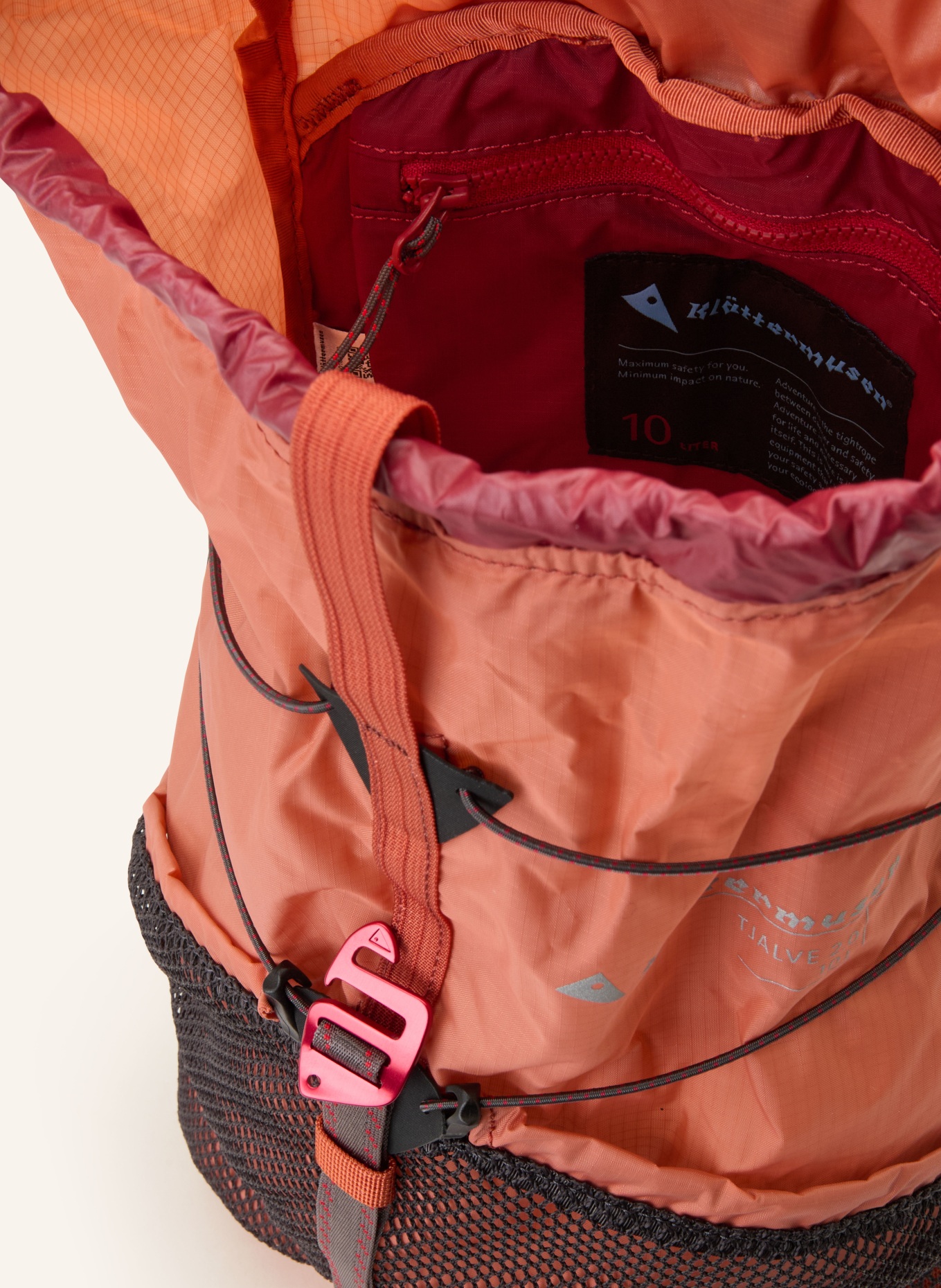 Klättermusen TJALVE 2.0 Backpack, 10 L: SALMON / BLACK