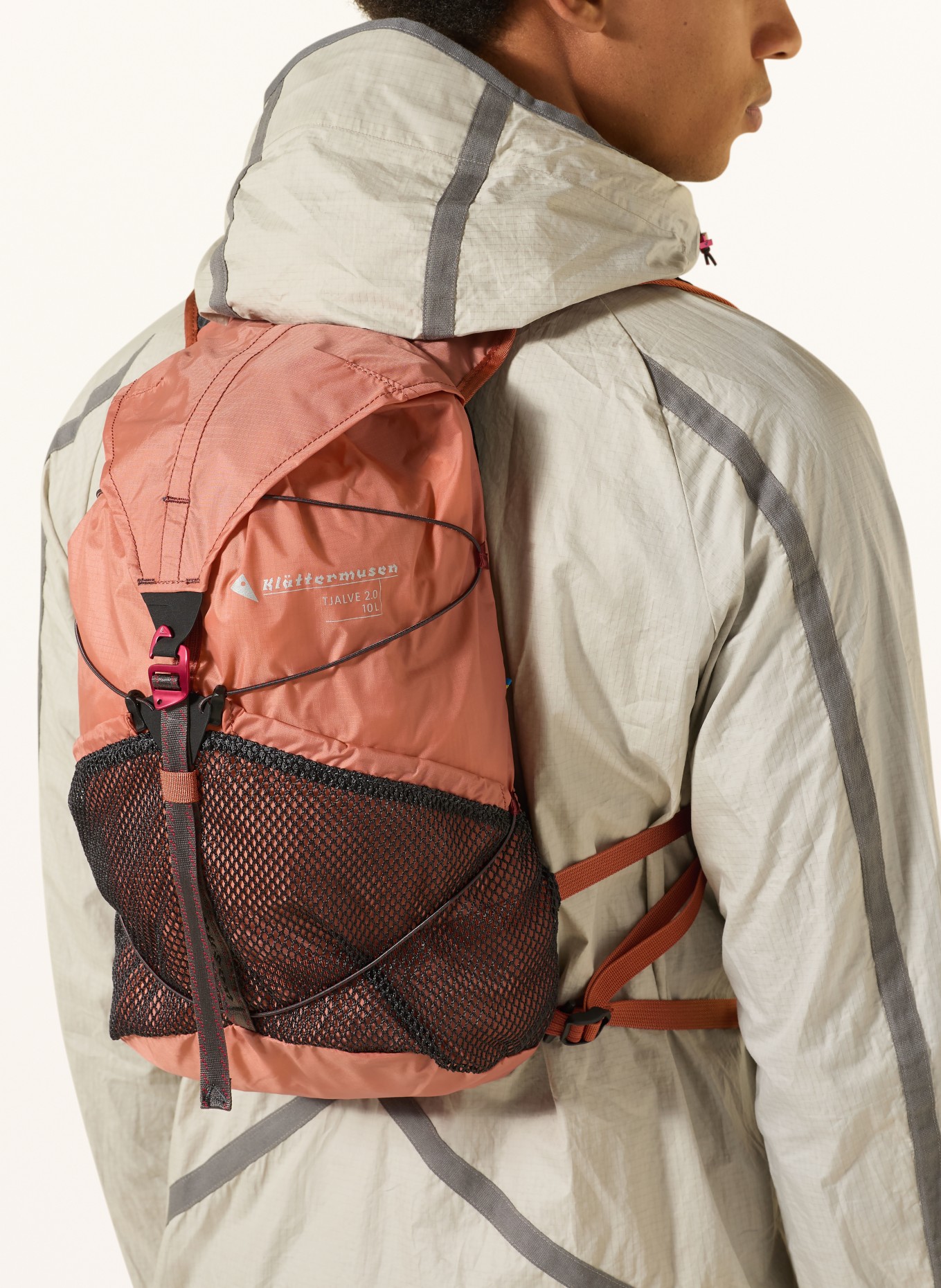 Klättermusen TJALVE 2.0 Backpack, 10 L: SALMON / BLACK