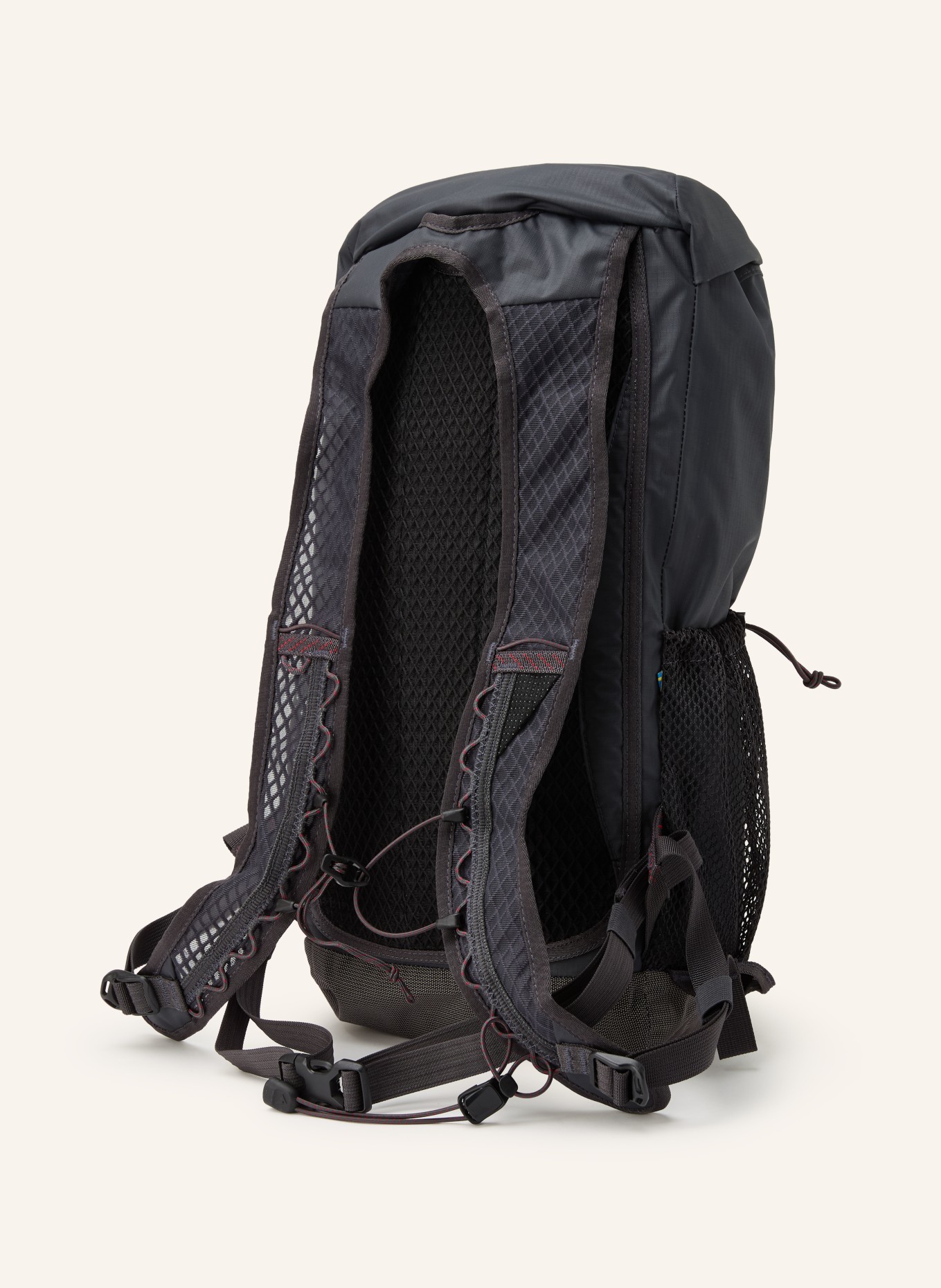 Klättermusen Batoh FJÖRM 18 l: TMAVĚ ŠEDÁ / TMAVĚ ČERVENÁ / ČERNÁ