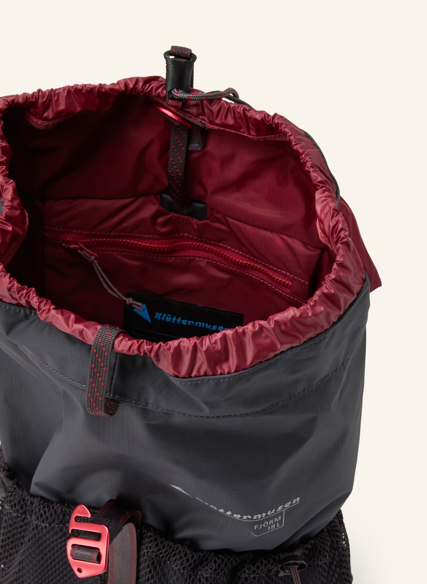 Klättermusen Batoh FJÖRM 18 l: TMAVĚ ŠEDÁ / TMAVĚ ČERVENÁ / ČERNÁ