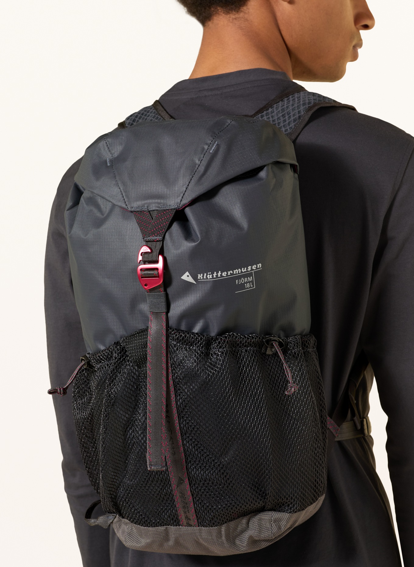Klättermusen Batoh FJÖRM 18 l: TMAVĚ ŠEDÁ / TMAVĚ ČERVENÁ / ČERNÁ