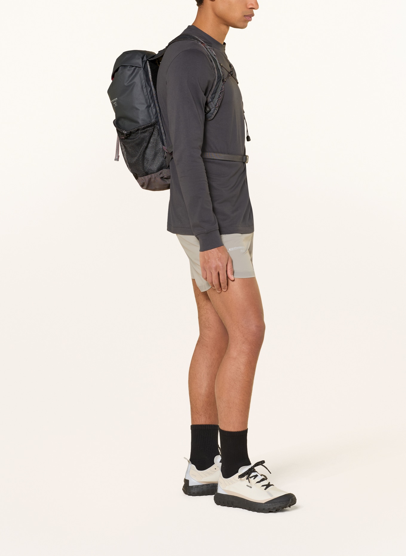 Klättermusen Batoh FJÖRM 18 l: TMAVĚ ŠEDÁ / TMAVĚ ČERVENÁ / ČERNÁ