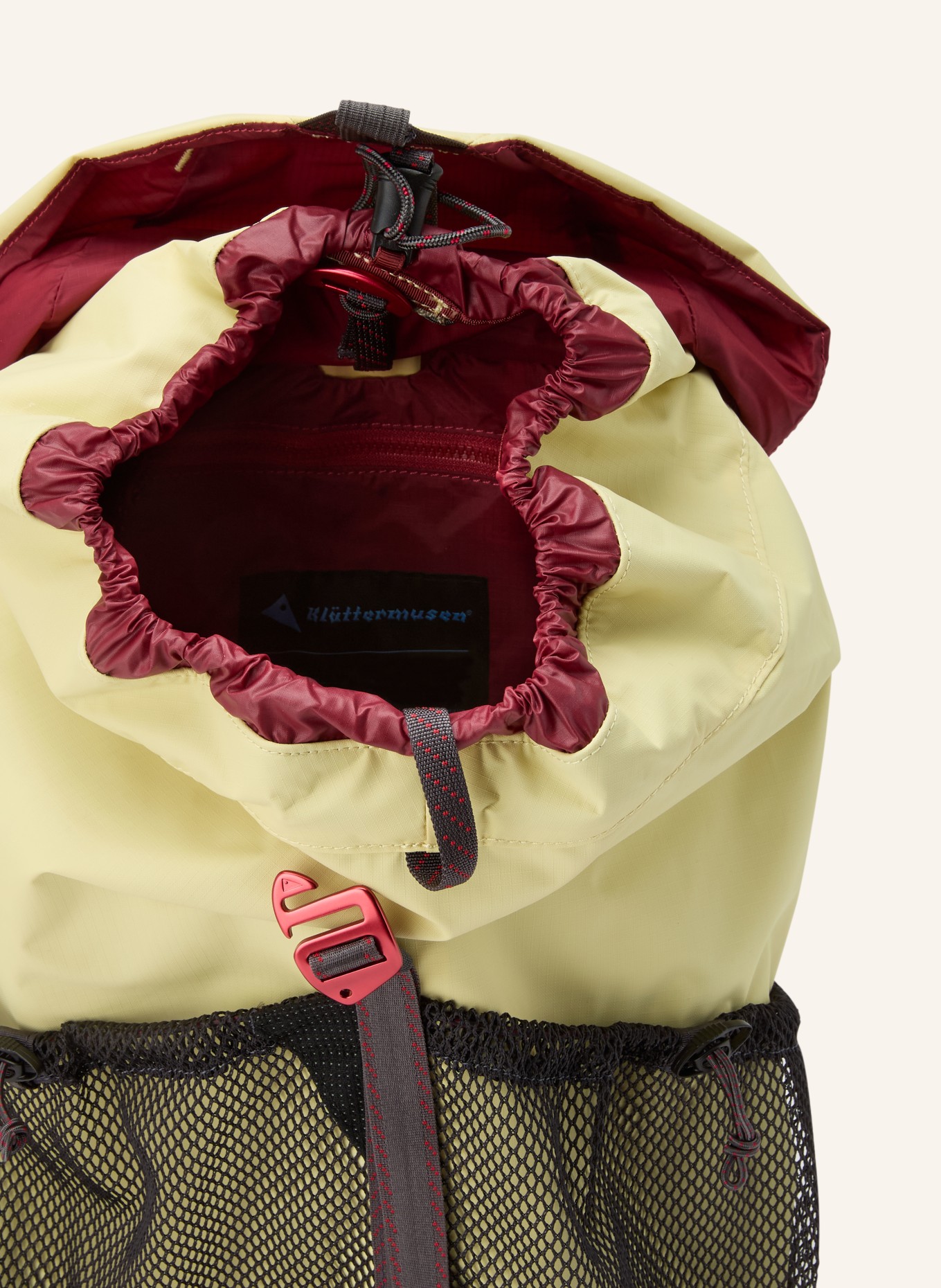 Klättermusen Batoh FJÖRM 18 l: TMAVĚ ŽLUTÁ / ČERNÁ