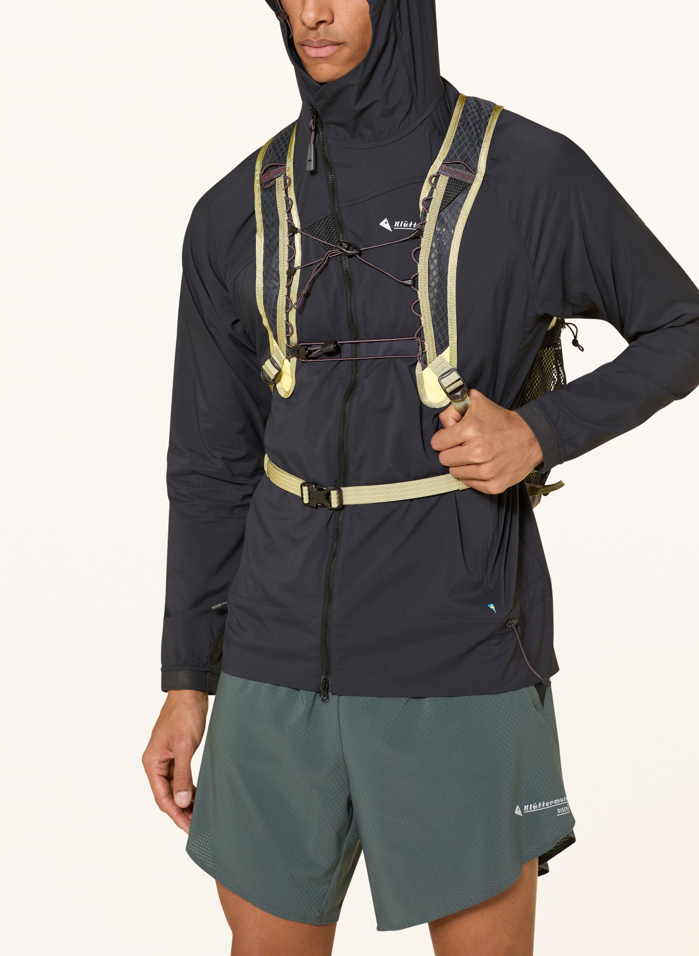 Klättermusen Batoh FJÖRM 18 l: TMAVĚ ŽLUTÁ / ČERNÁ