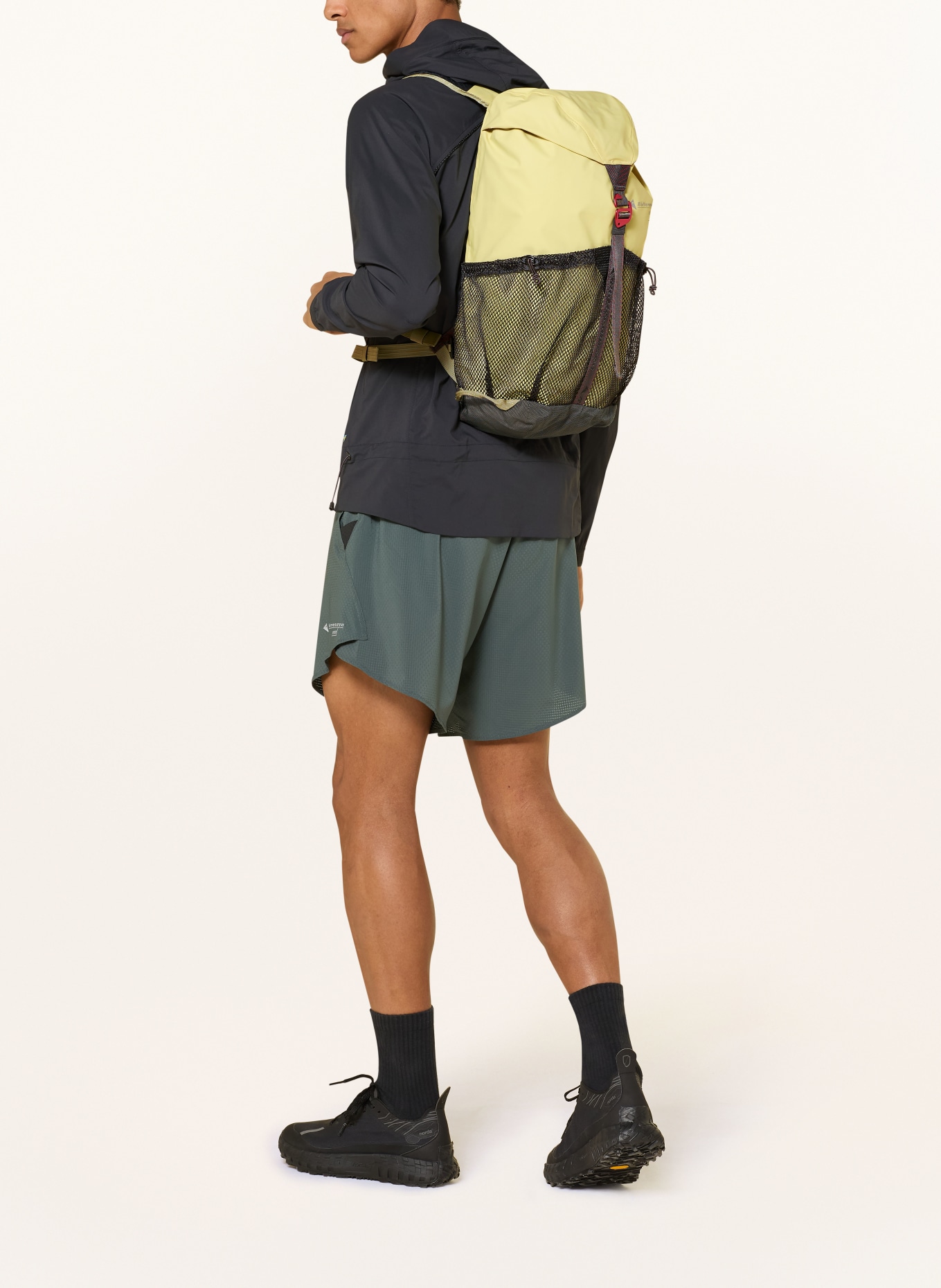 Klättermusen Batoh FJÖRM 18 l: TMAVĚ ŽLUTÁ / ČERNÁ