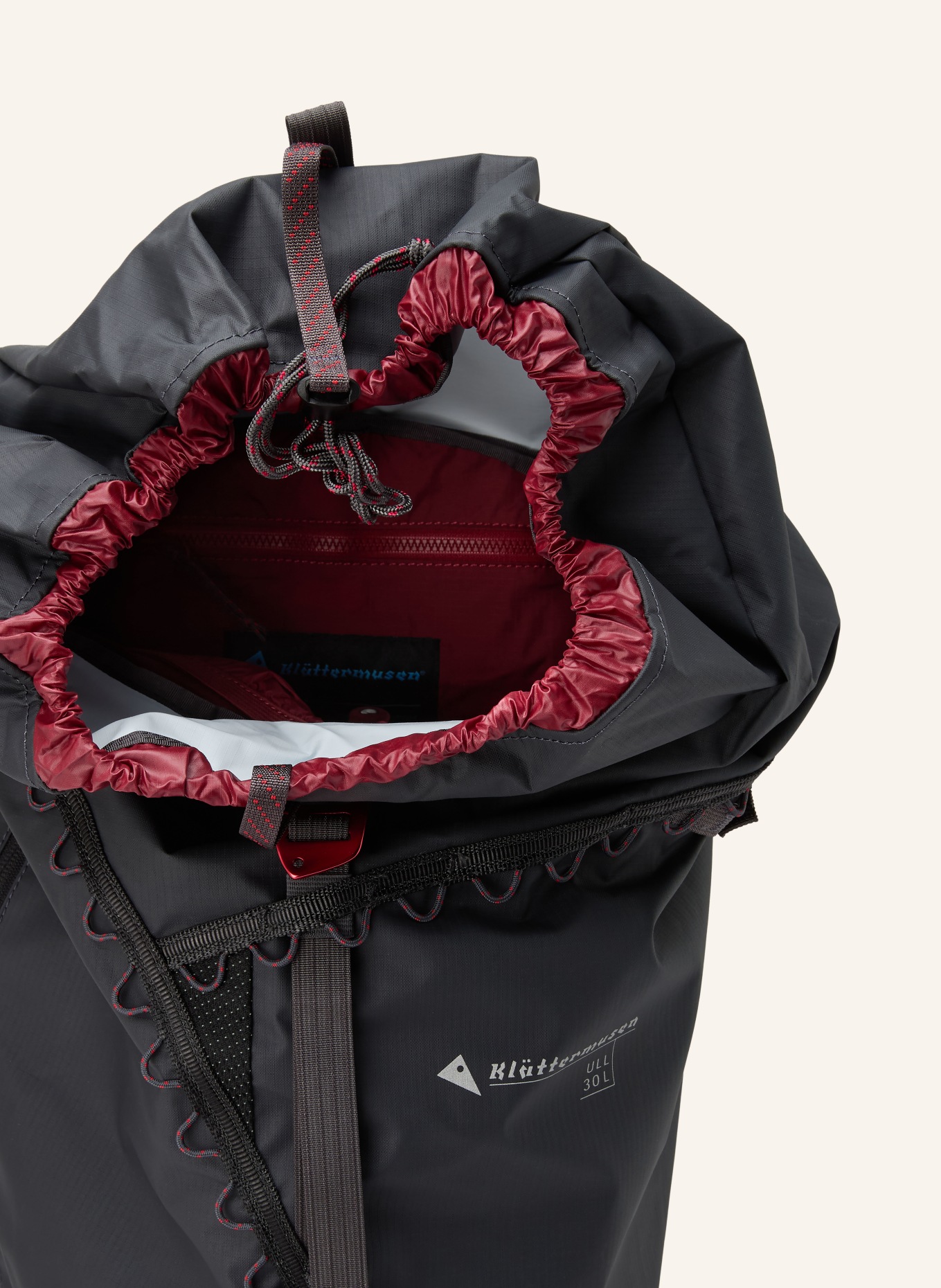 Klättermusen Rucksack ULL 30 l: SCHWARZ / ROT