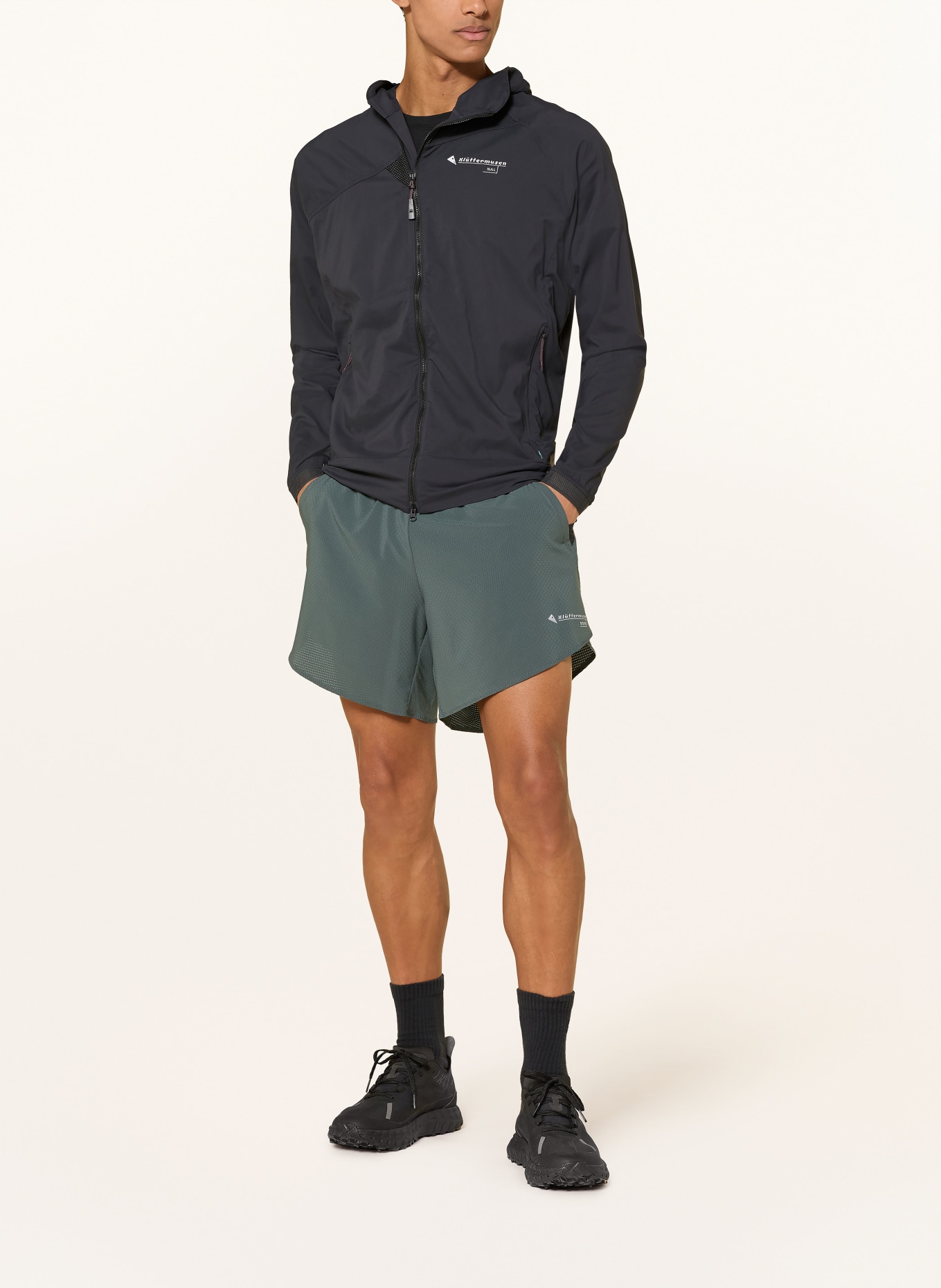 Klättermusen Spodenki do biegania 2 w 1 DISER: CZIEMNOSZARY / CZARNY