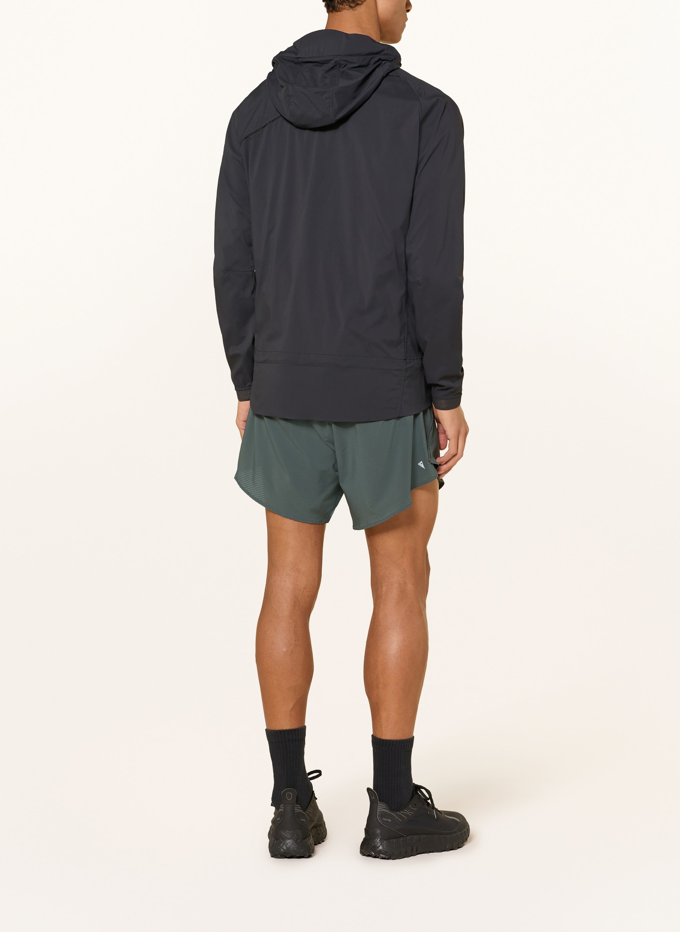 Klättermusen Spodenki do biegania 2 w 1 DISER: CZIEMNOSZARY / CZARNY