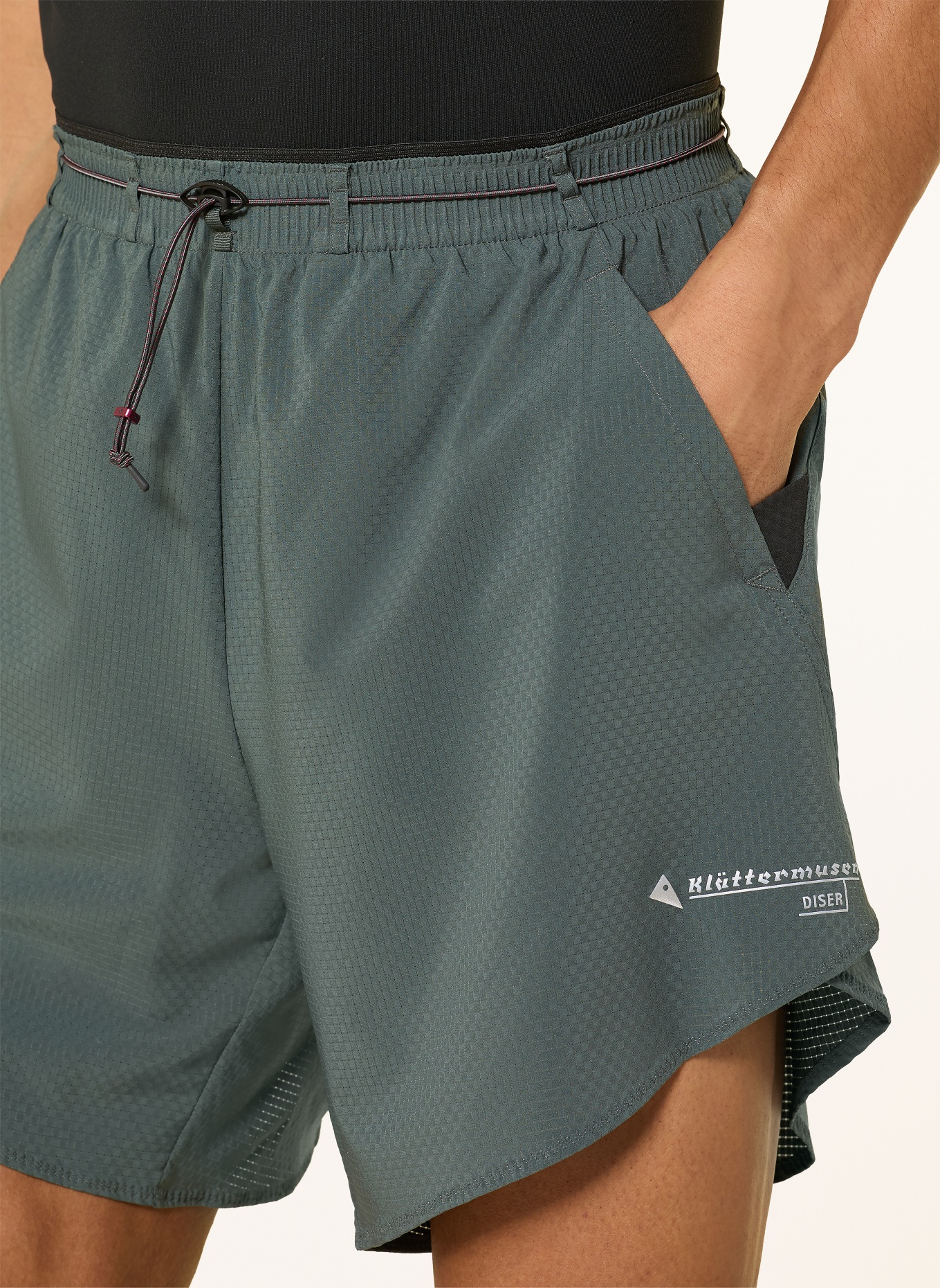 Klättermusen Spodenki do biegania 2 w 1 DISER: CZIEMNOSZARY / CZARNY