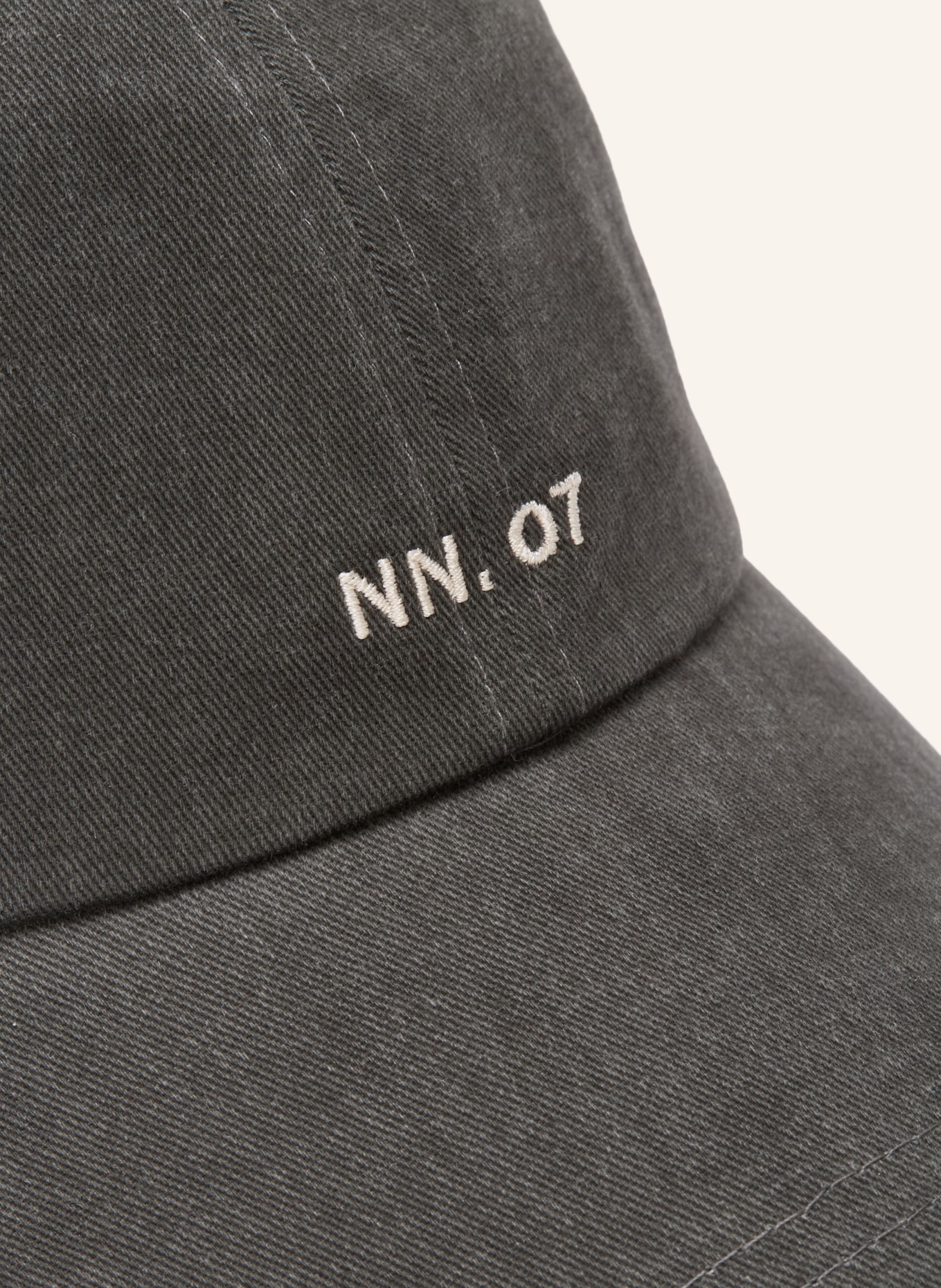 NN.07 Pet: DONKERGRIJS