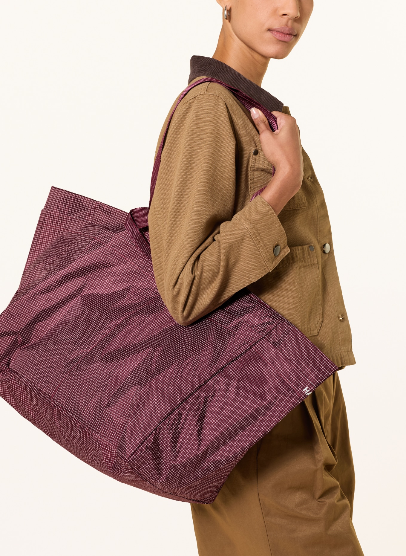 HAY Weekender: DONKERROOD / WIT