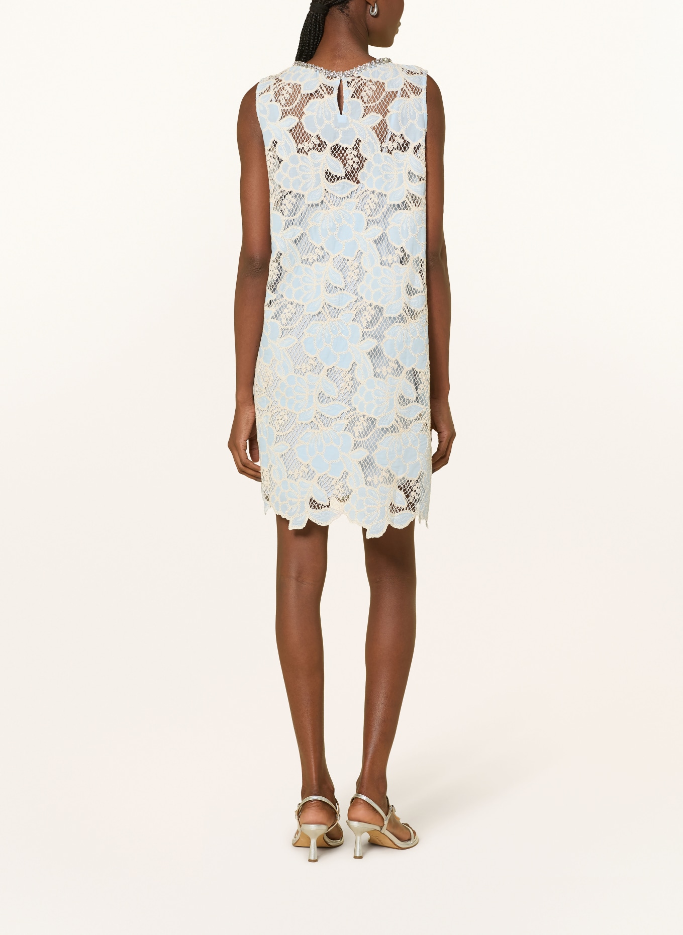 SUNCOO Spitzenkleid CERISE mit Schmucksteinen: HELLBLAU / ECRU