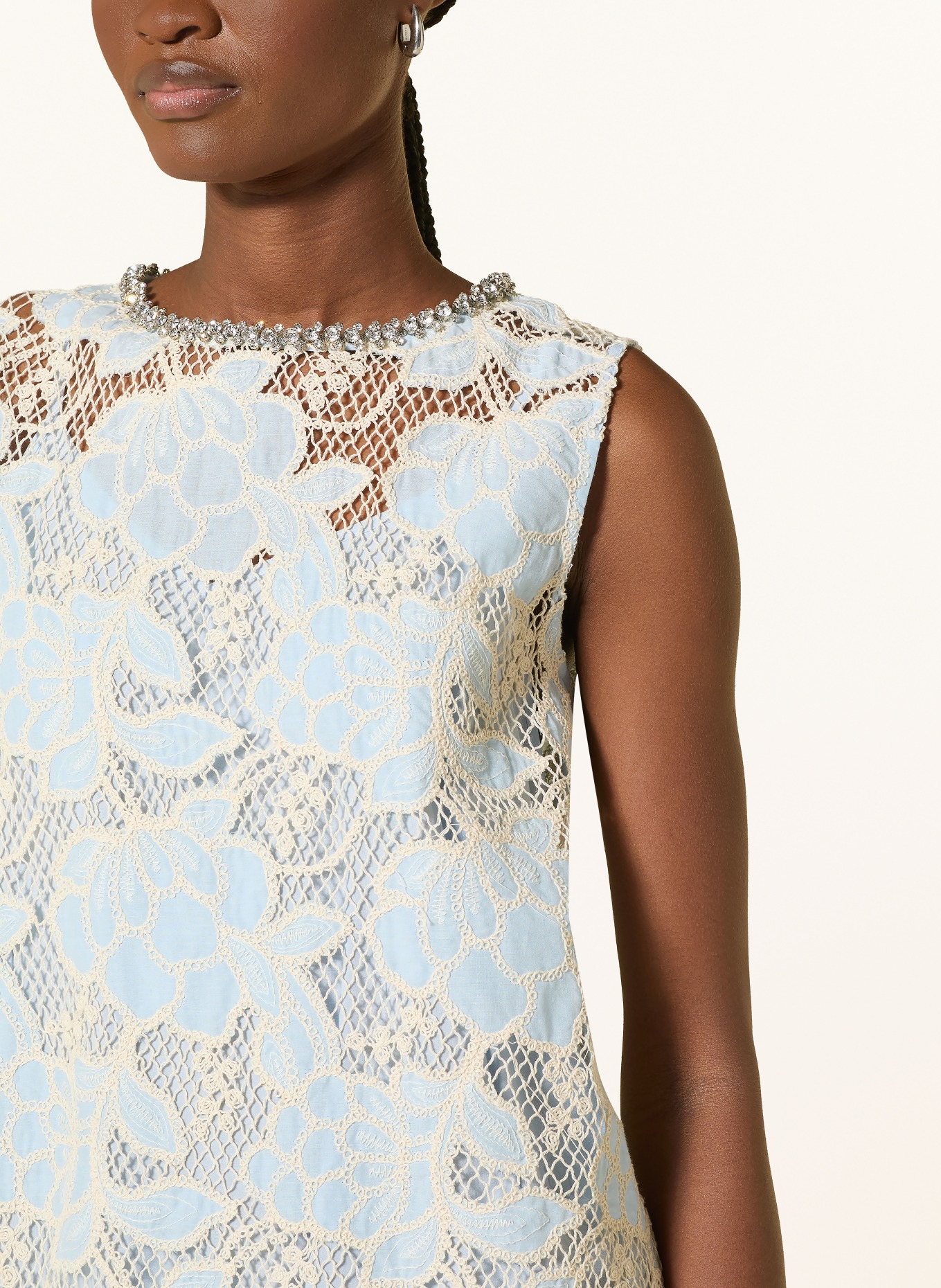 SUNCOO Spitzenkleid CERISE mit Schmucksteinen: HELLBLAU / ECRU