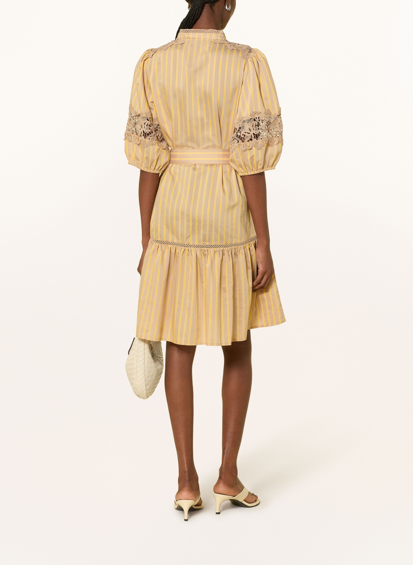 SUNCOO Kleid CATLEYA mit Spitze: CAMEL / DUNKELGELB