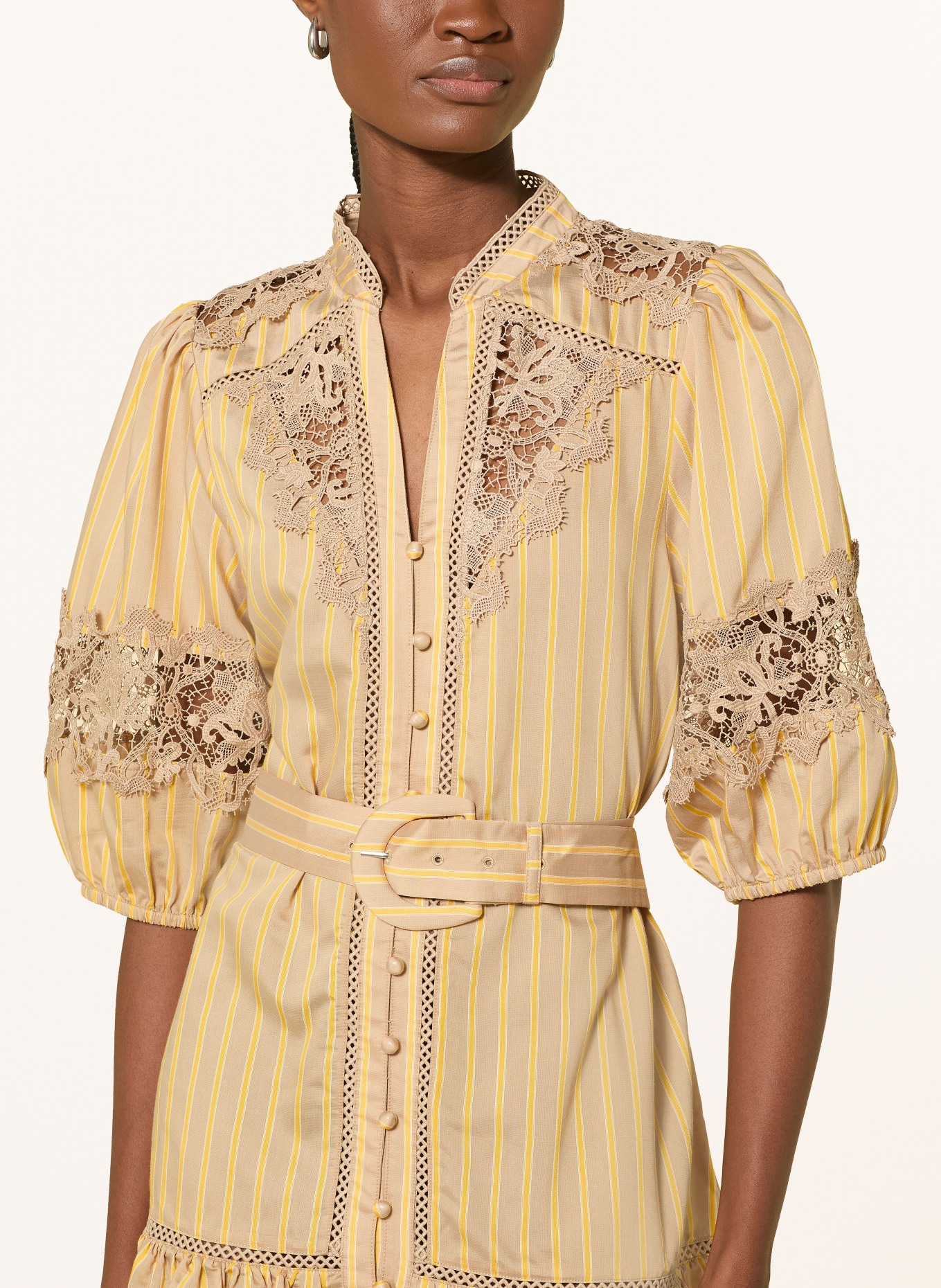 SUNCOO Kleid CATLEYA mit Spitze: CAMEL / DUNKELGELB