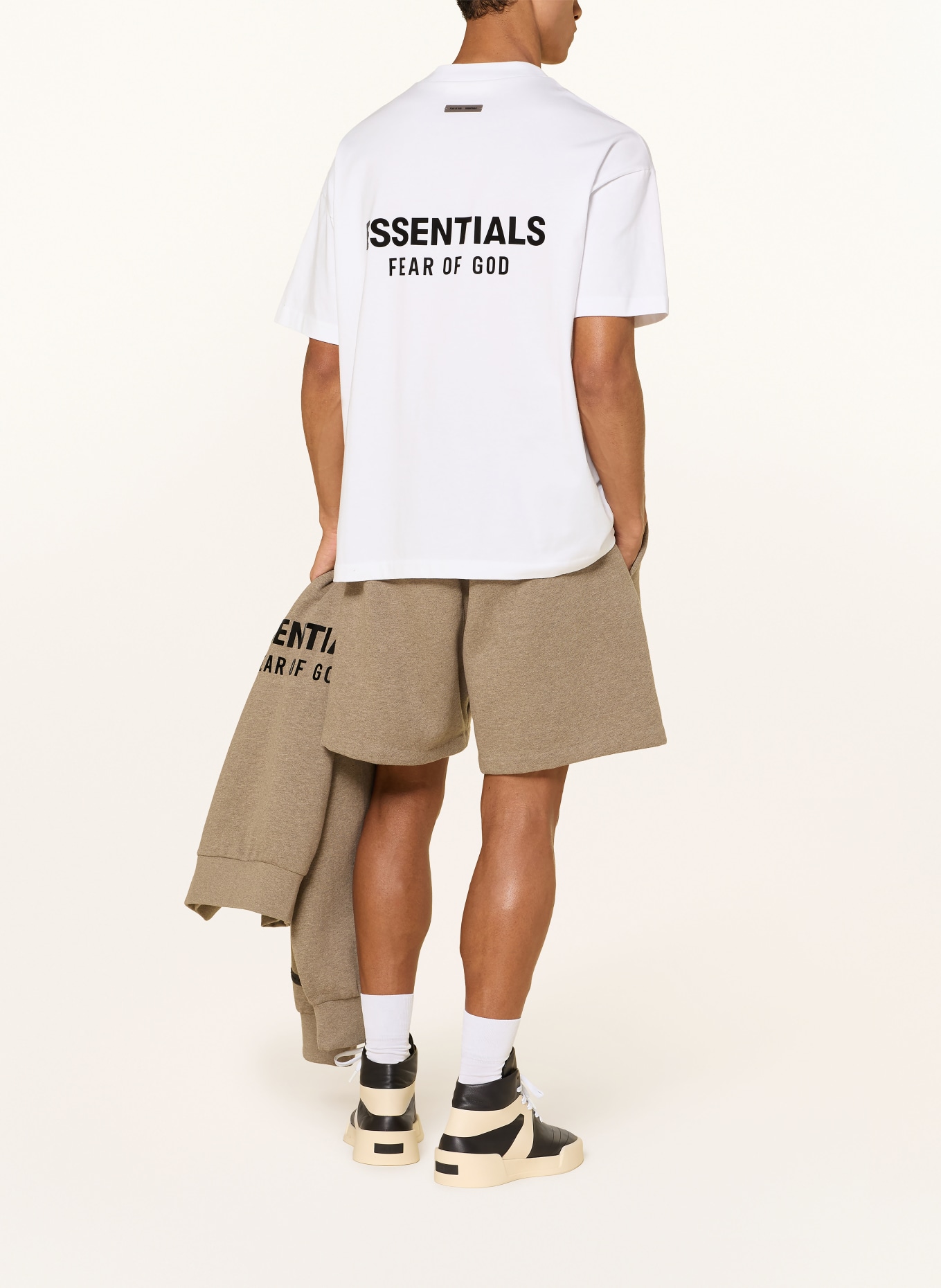 ESSENTIALS - FEAR OF GOD T-Shirt: WEISS / SCHWARZ