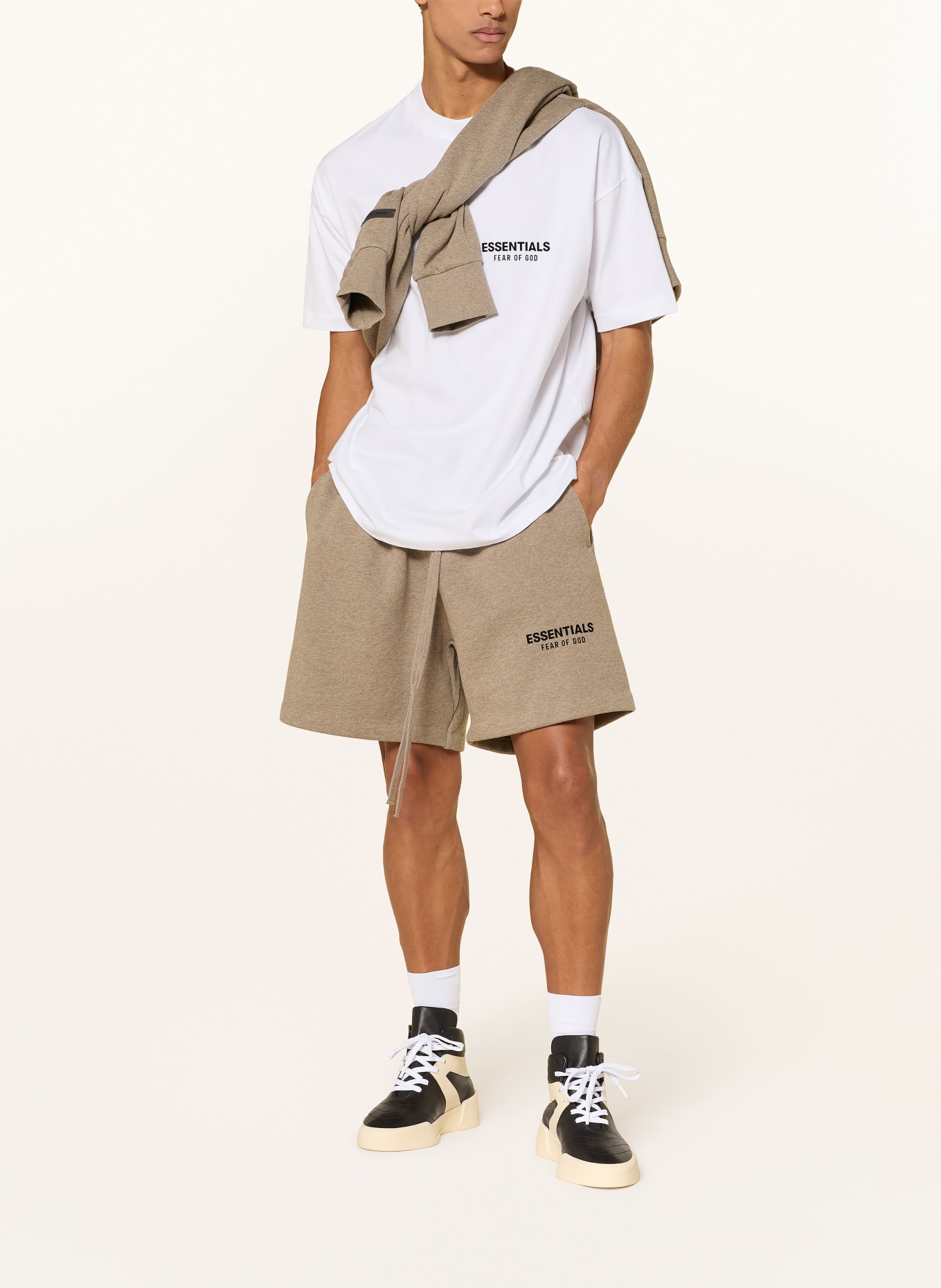 ESSENTIALS - FEAR OF GOD T-Shirt: WEISS / SCHWARZ