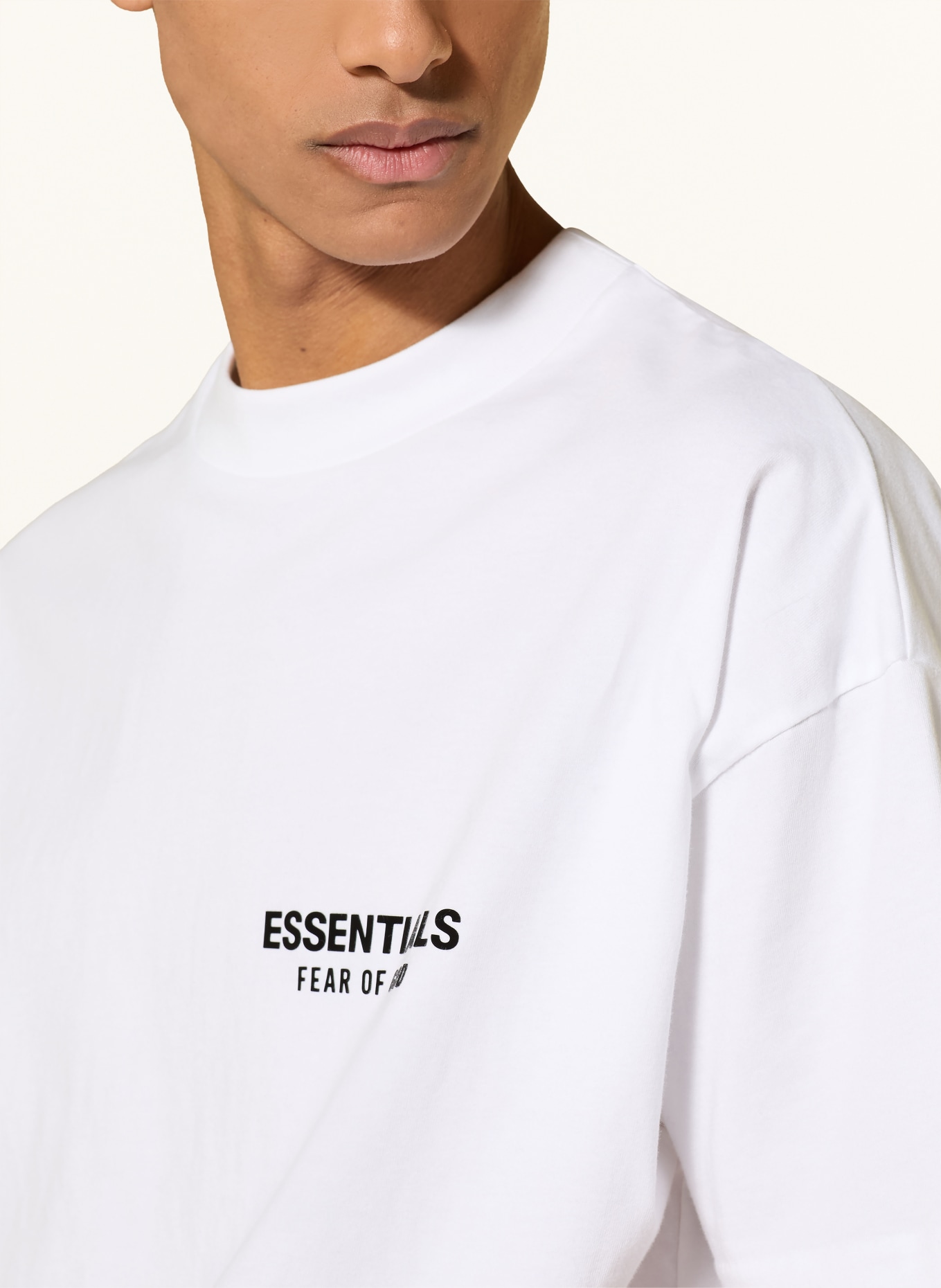 ESSENTIALS - FEAR OF GOD T-Shirt: WEISS / SCHWARZ