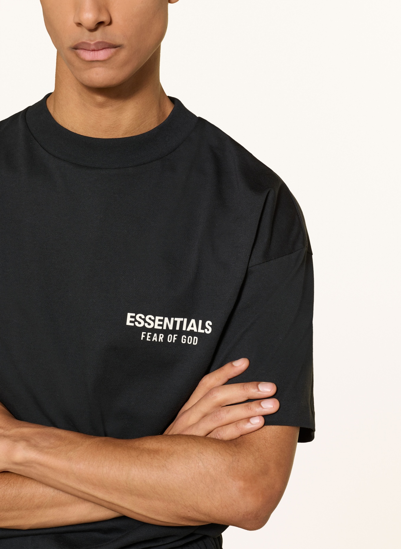 ESSENTIALS - FEAR OF GOD T-Shirt: SCHWARZ / WEISS