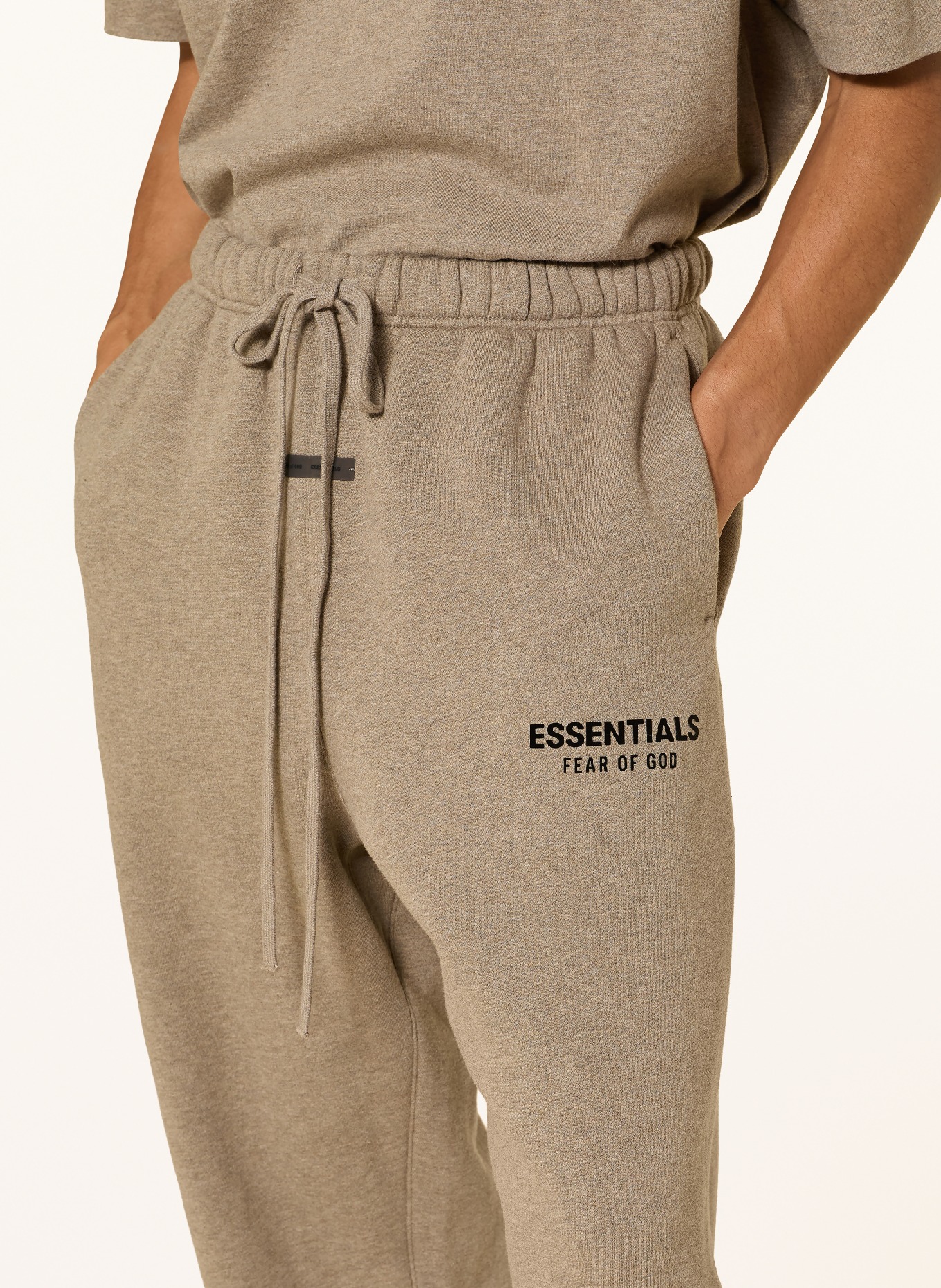 ESSENTIALS - FEAR OF GOD Sweatpants: TAUPE / SCHWARZ