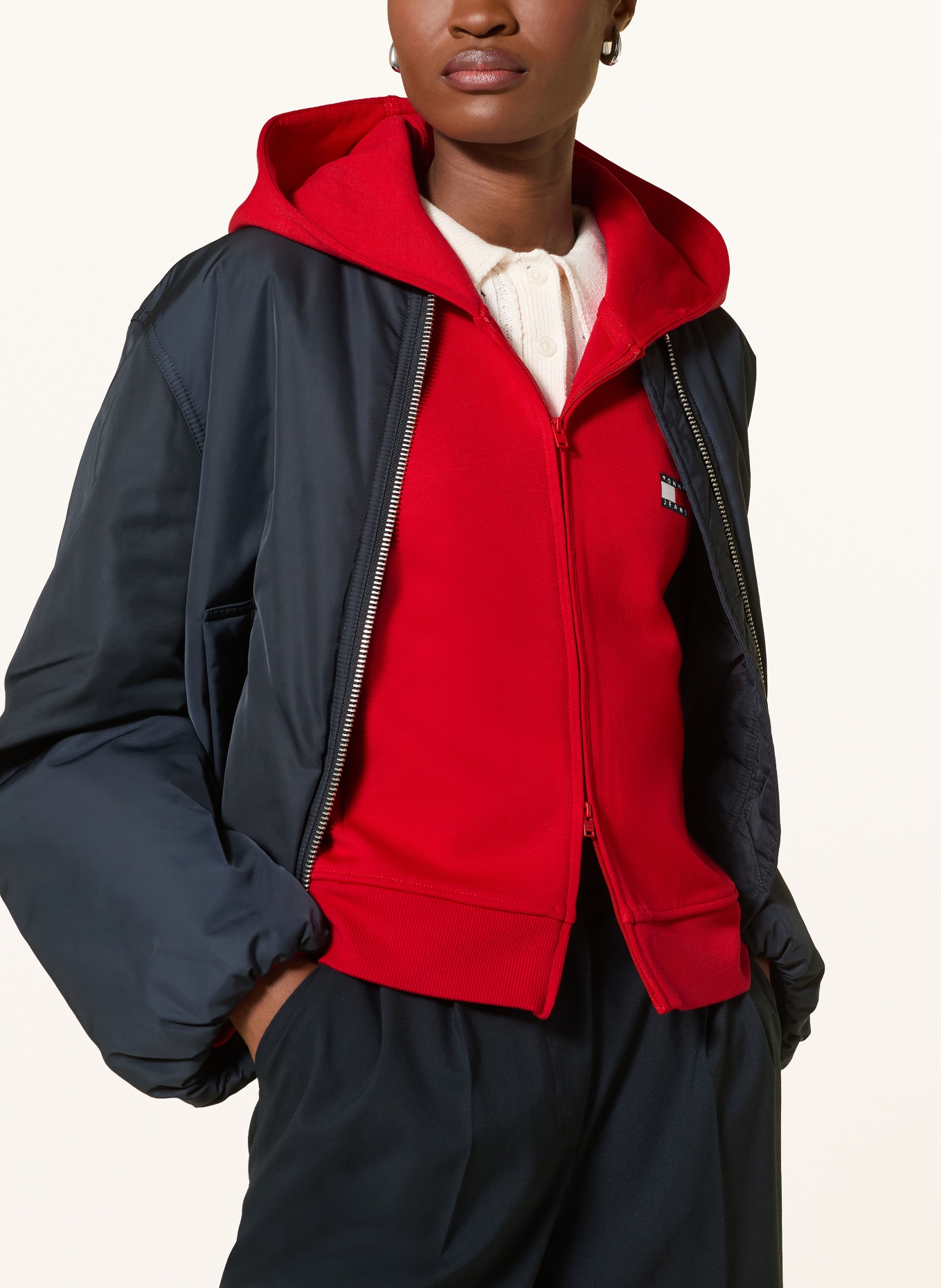 TOMMY JEANS Sweatjakke: RØD / HVID