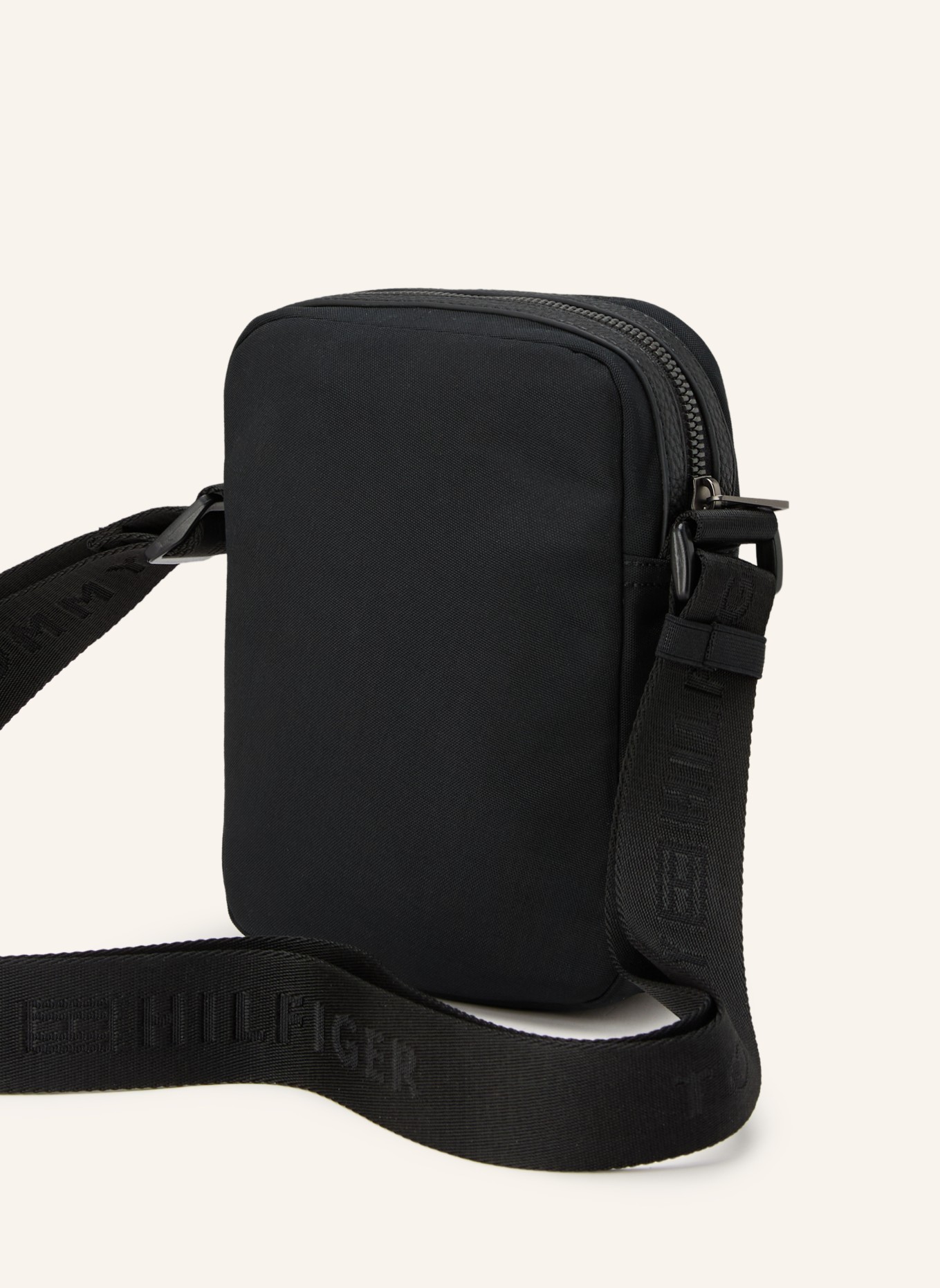 TOMMY HILFIGER Umhängetasche: SCHWARZ