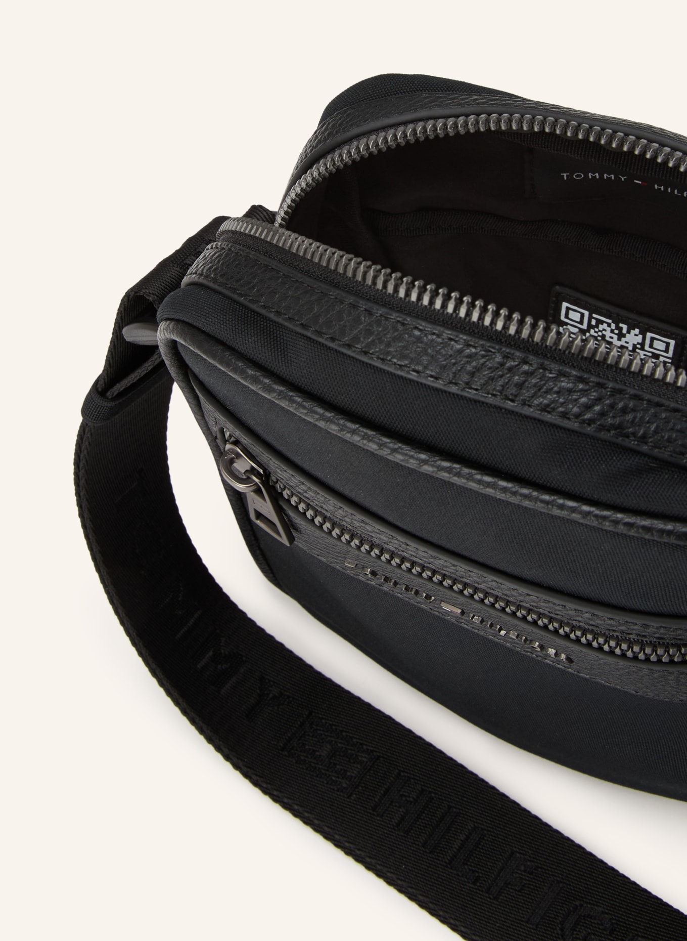 TOMMY HILFIGER Umhängetasche: SCHWARZ