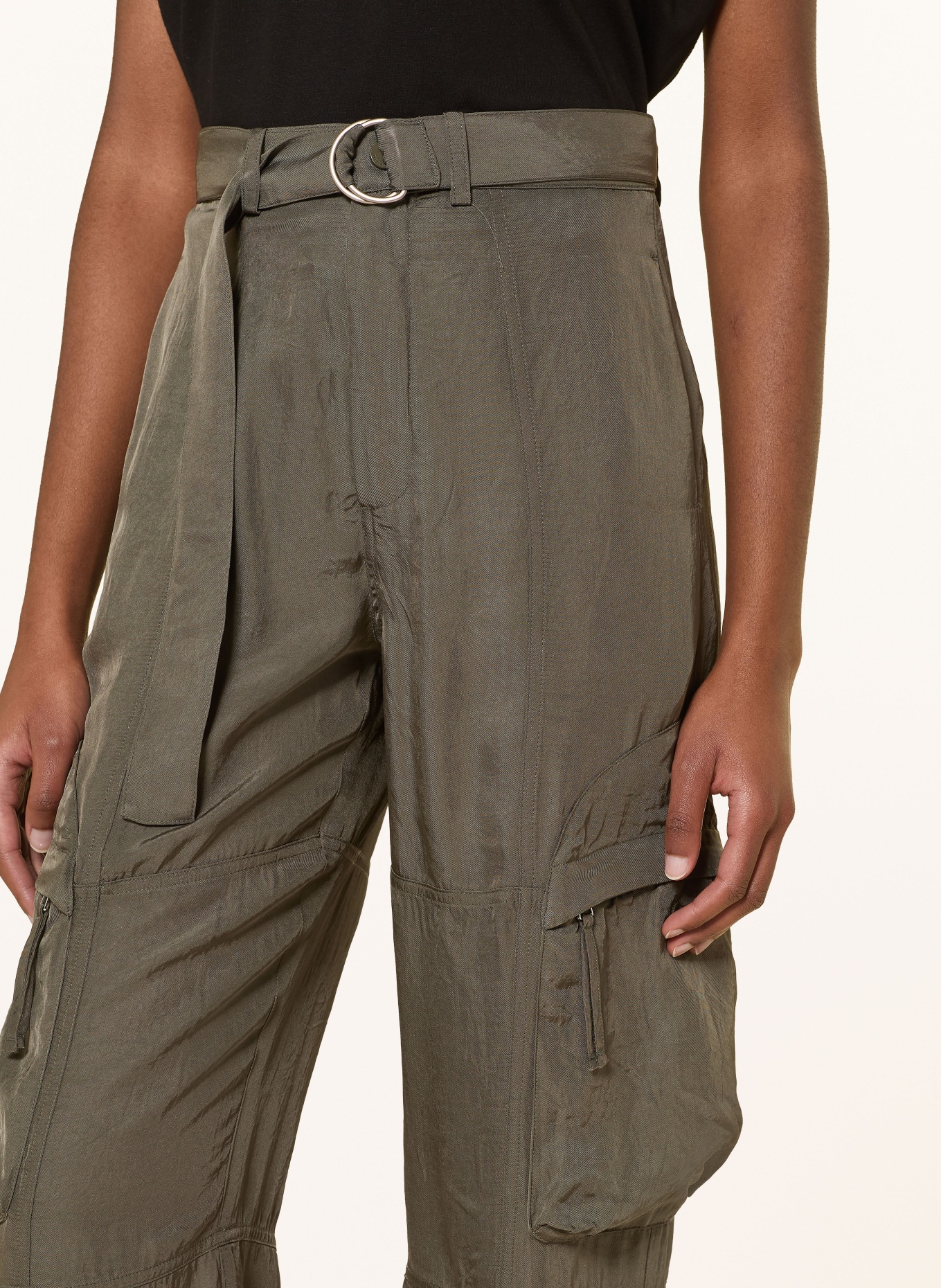 The Frankie Shop Cargohose KELLY FLUID aus Satin: KHAKI