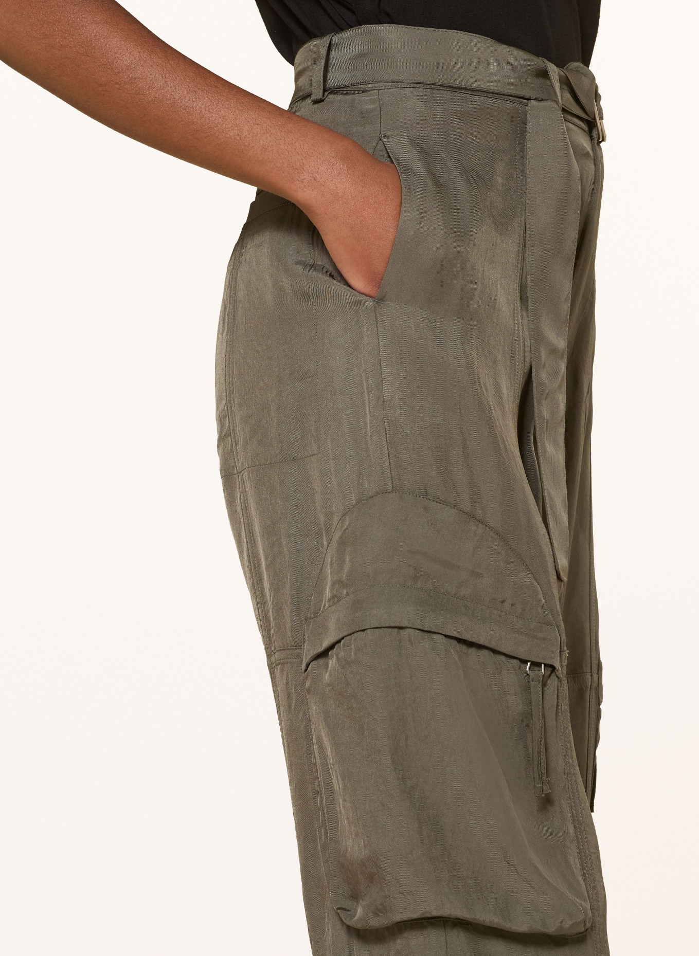 The Frankie Shop Cargohose KELLY FLUID aus Satin: KHAKI