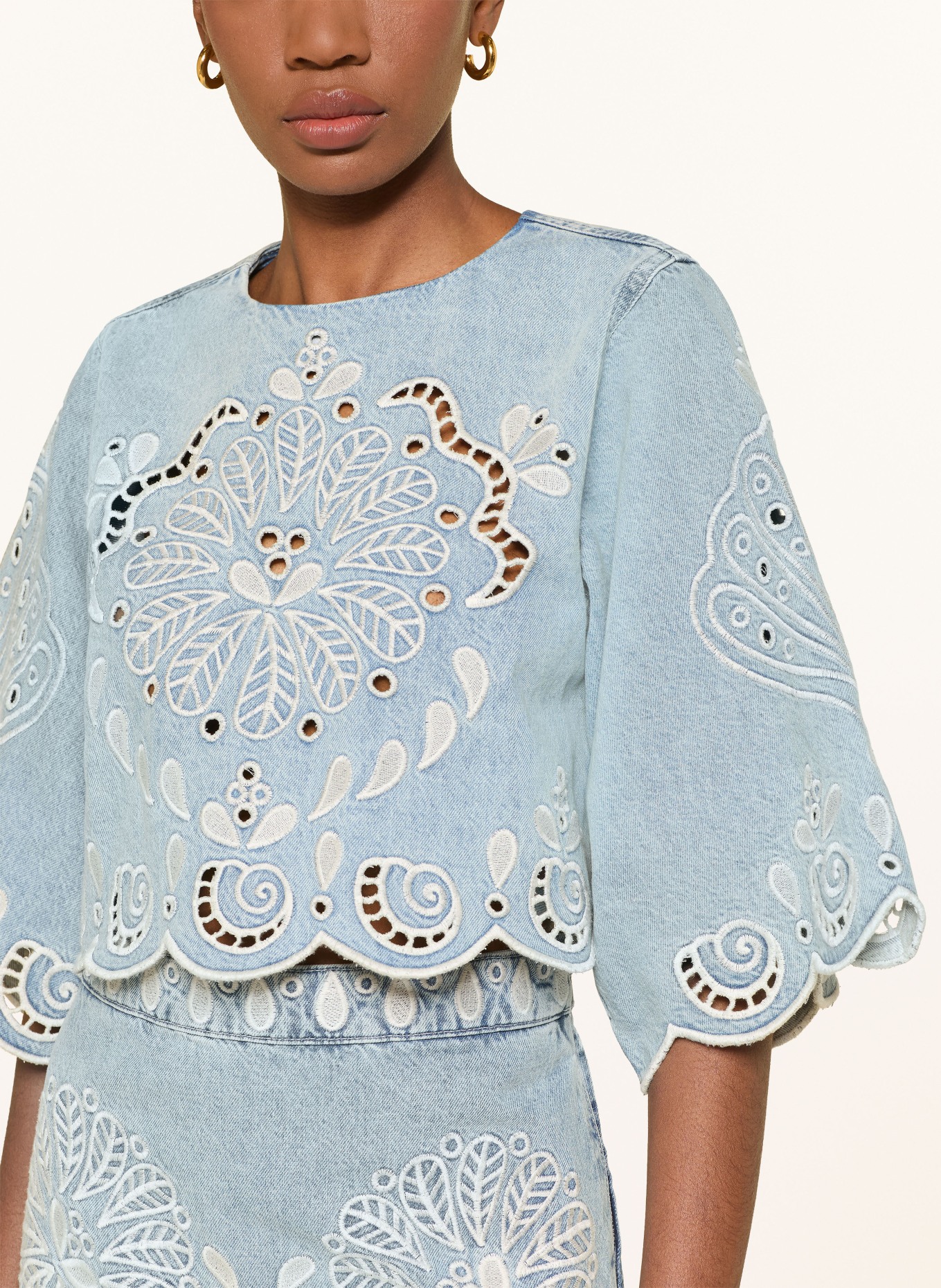 FARM RIO Cropped denim blouse with openwork lace and 3/4 sleeves: LIGHT BLUE / WHITE