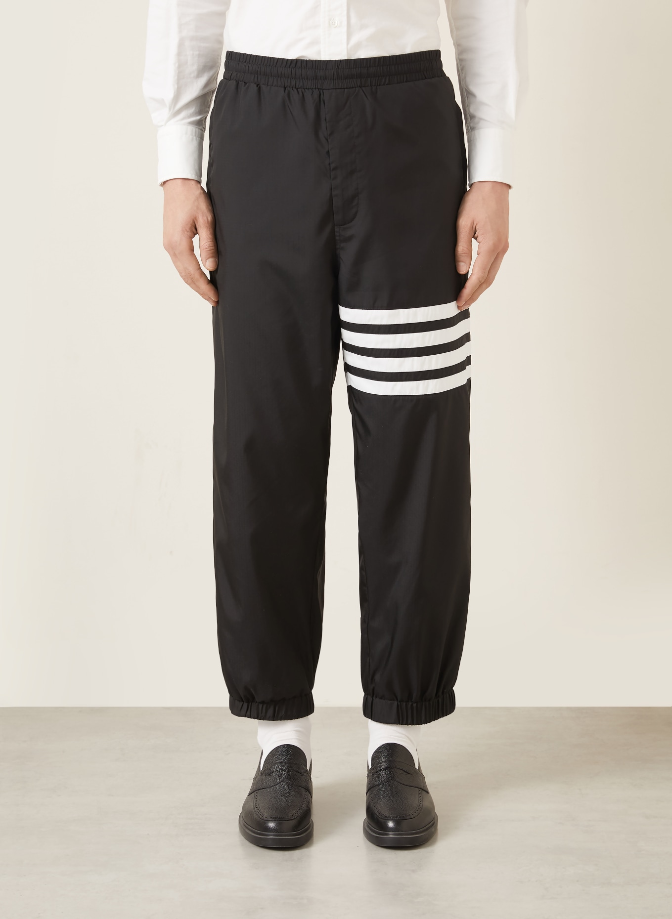 THOM BROWNE. Spodnie dresowe: CZARNY / BIAŁY