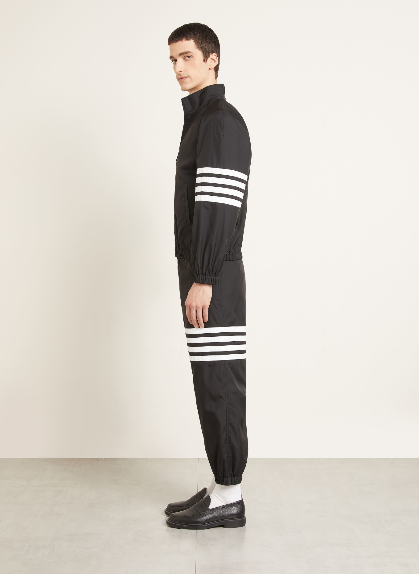 THOM BROWNE. Spodnie dresowe: CZARNY / BIAŁY