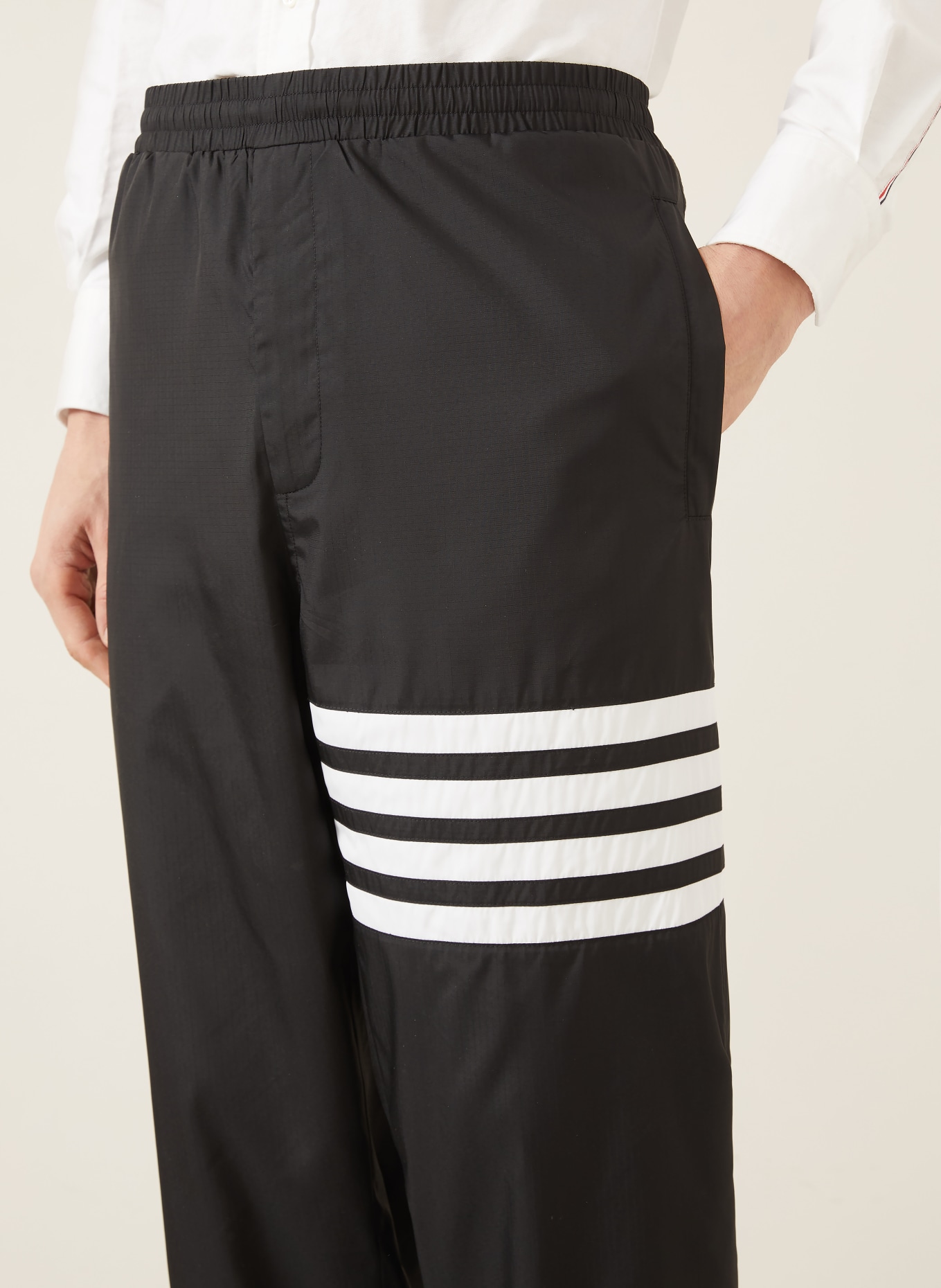 THOM BROWNE. Spodnie dresowe: CZARNY / BIAŁY