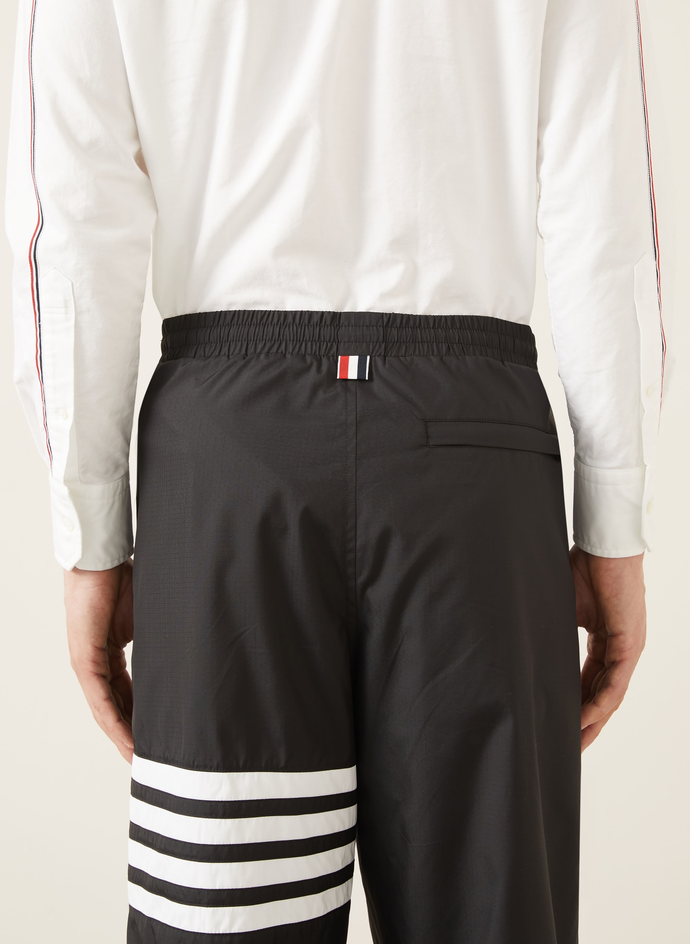 THOM BROWNE. Spodnie dresowe: CZARNY / BIAŁY