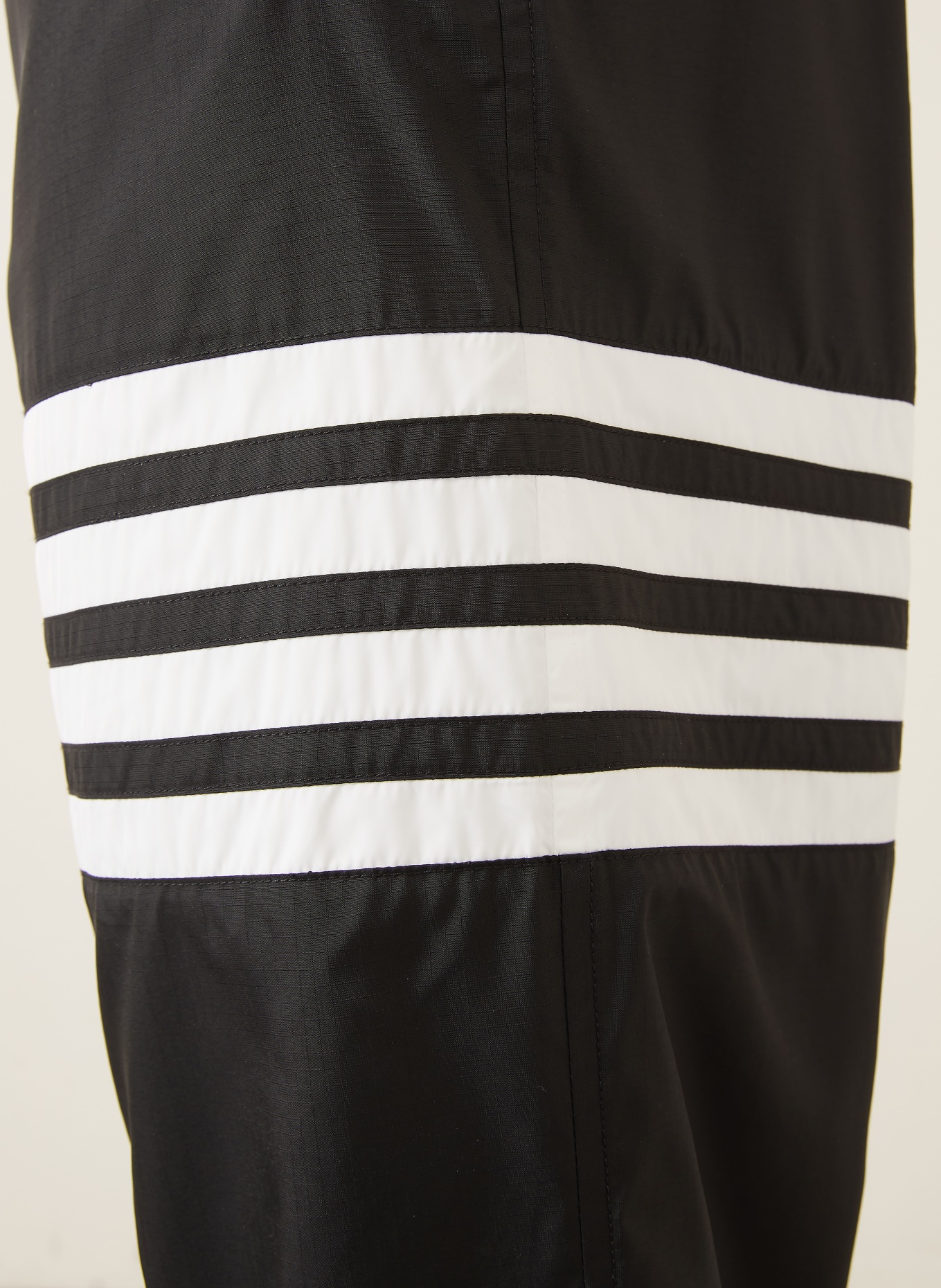 THOM BROWNE. Spodnie dresowe: CZARNY / BIAŁY