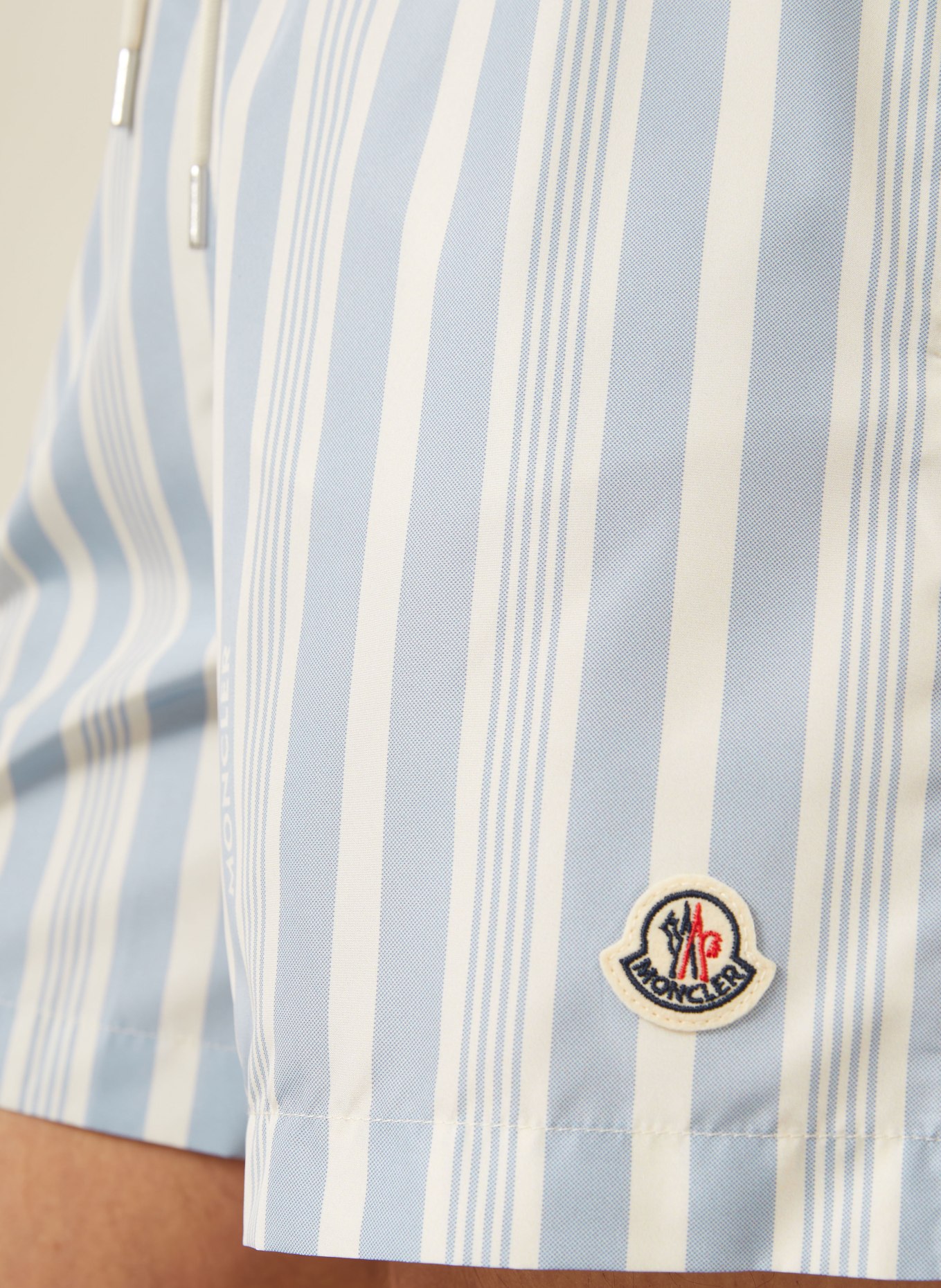 MONCLER Badeshorts: HELLBLAU / ECRU