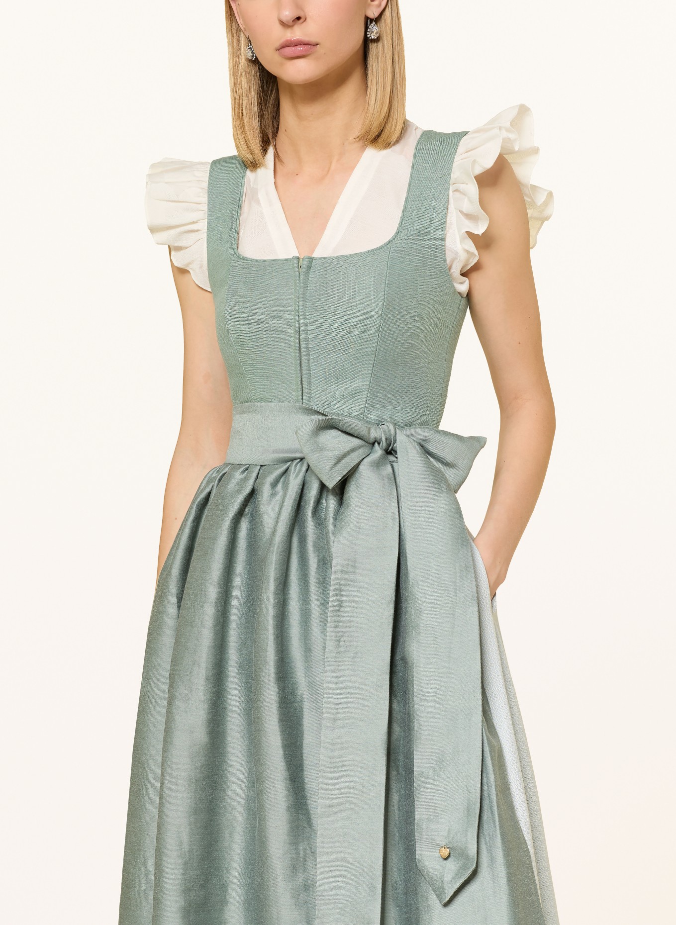 AlpenHERZ Dirndl MARIE mit Leinen und Rüschen: HELLGRÜN