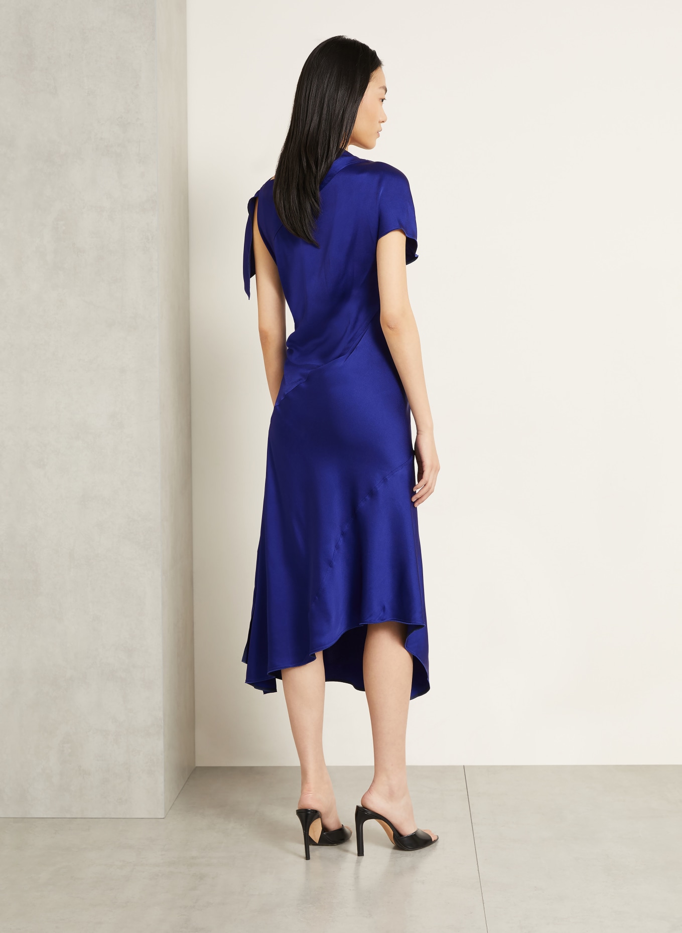 VICTORIA BECKHAM Saténové koktejlové šaty: MODRÁ