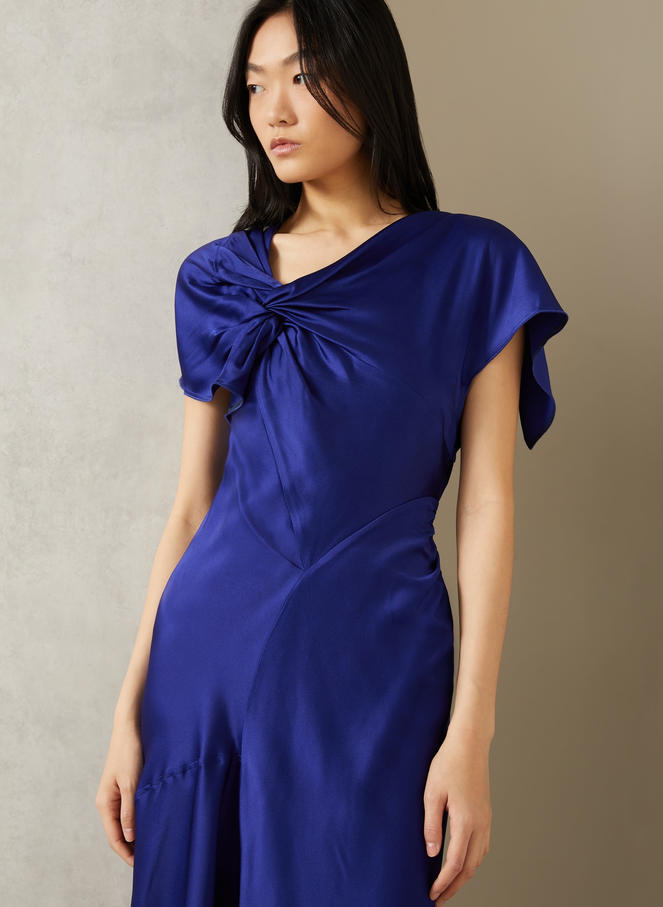 VICTORIA BECKHAM Saténové koktejlové šaty: MODRÁ