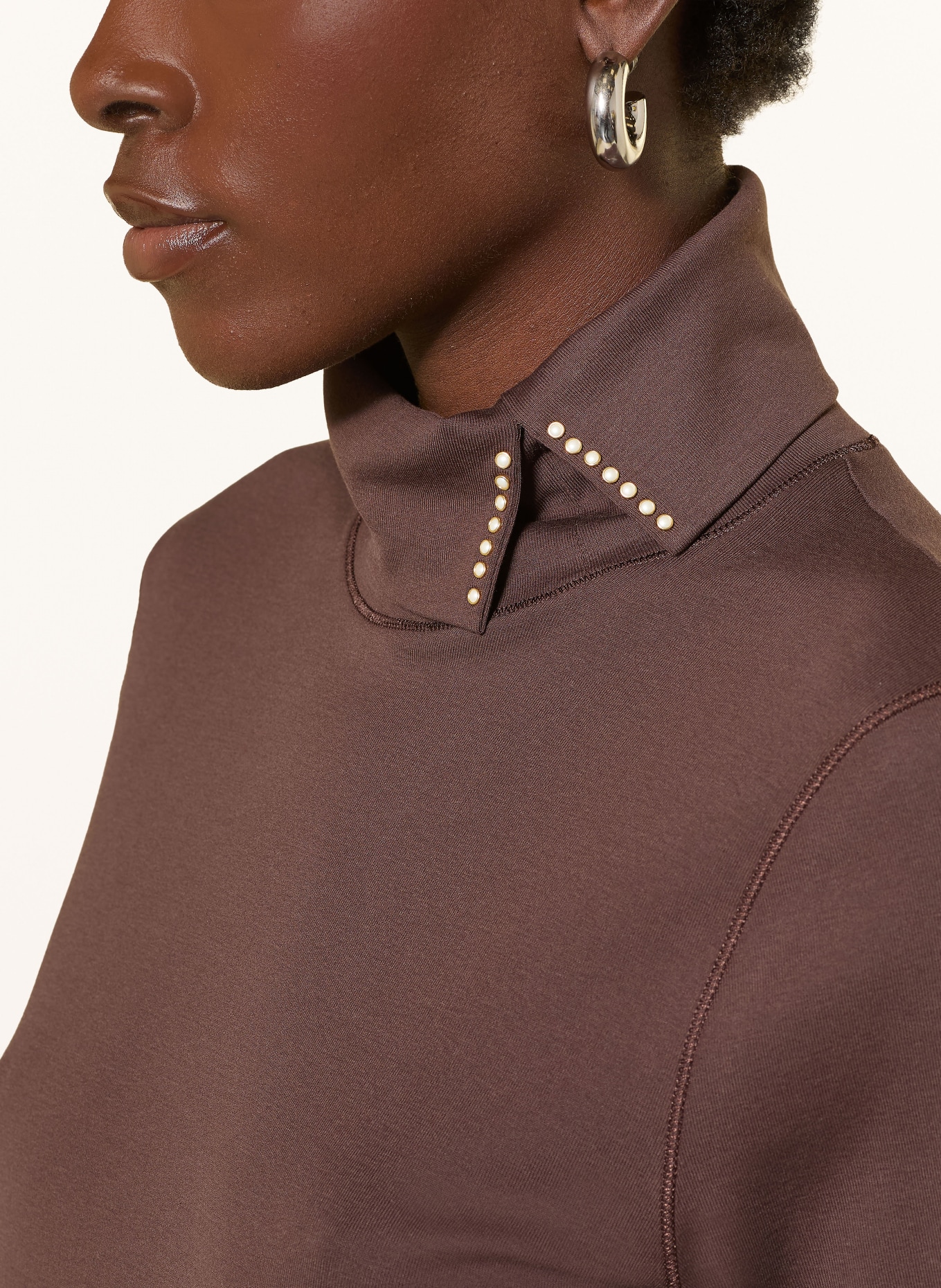 MARC CAIN Rollkragenshirt mit Schmuckperlen: 697 seal brown