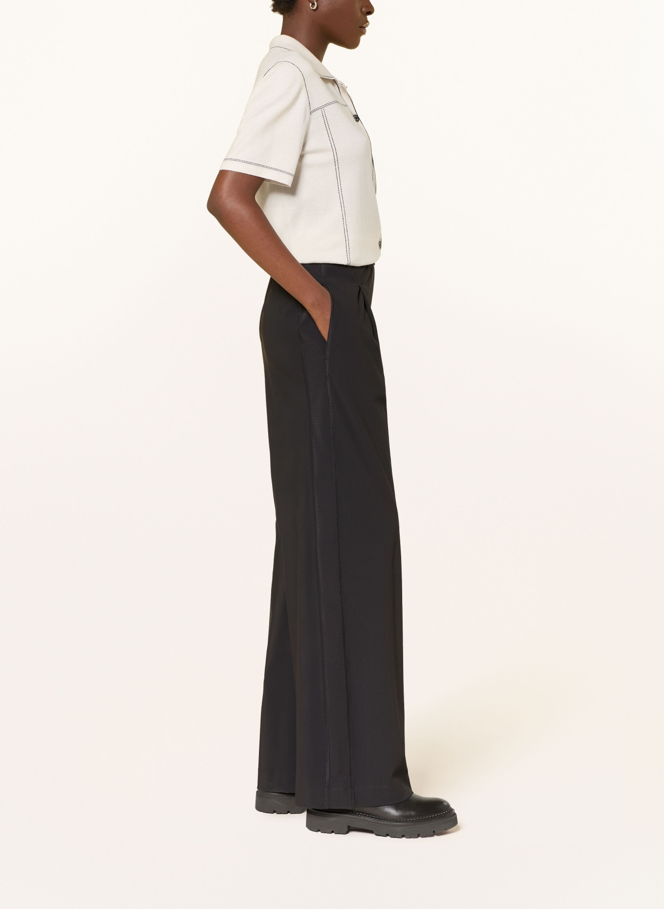 MARC CAIN Spodnie typu marlene z paskami z galonu: 900 black new
