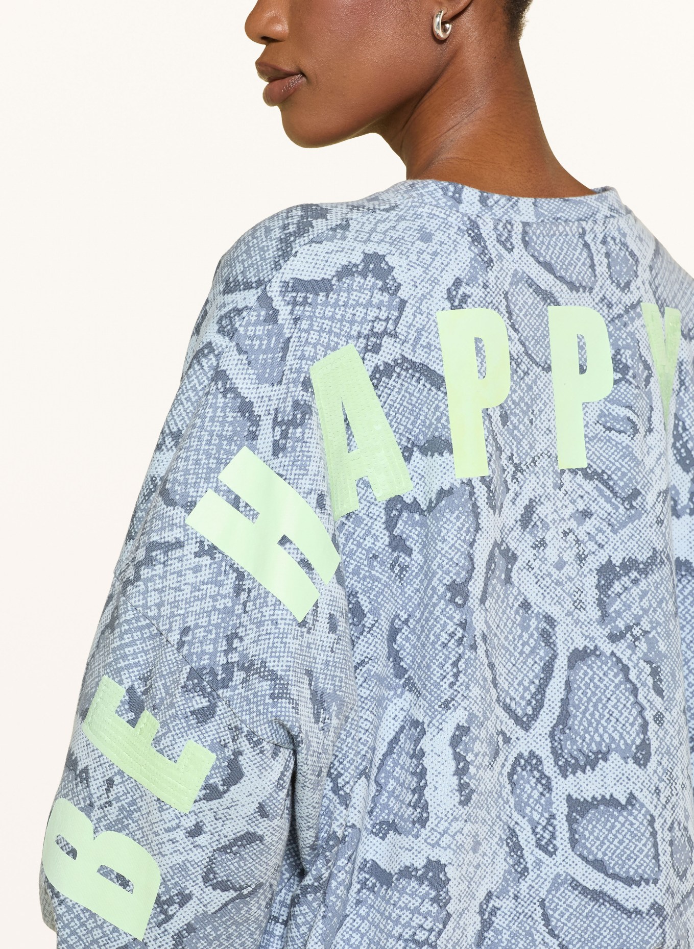 MARC CAIN Sweatshirt mit Pailletten: 318 niagara mist