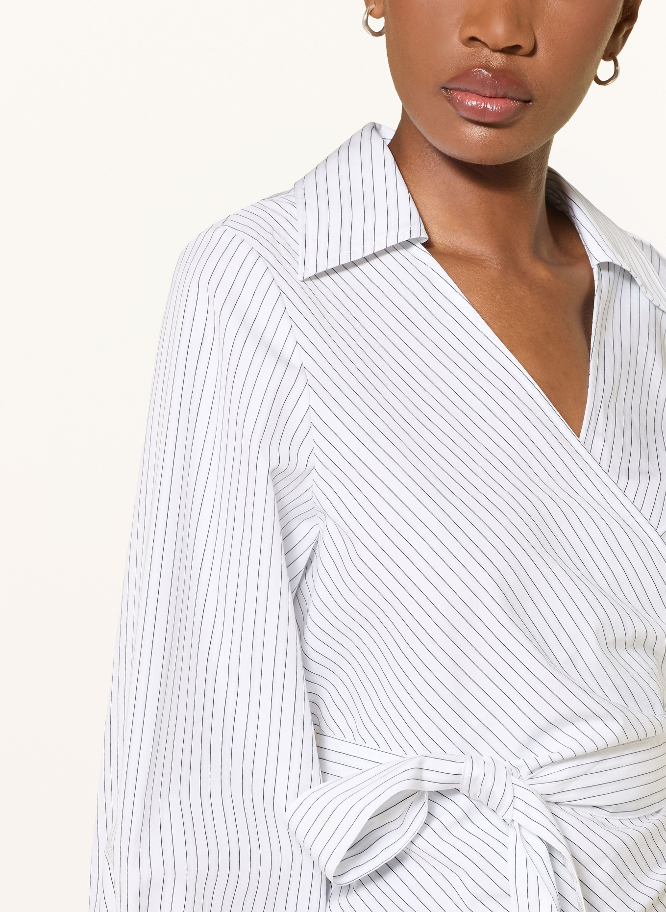 BOSS Wickelbluse BEKANIA: WEISS / SCHWARZ
