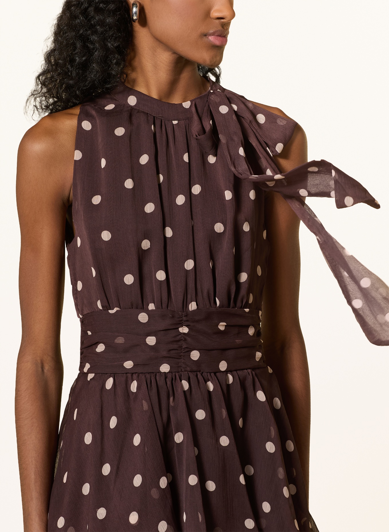 NEO NOIR Robe à col lavallière MARLI: MARRON FONCÉ / BEIGE