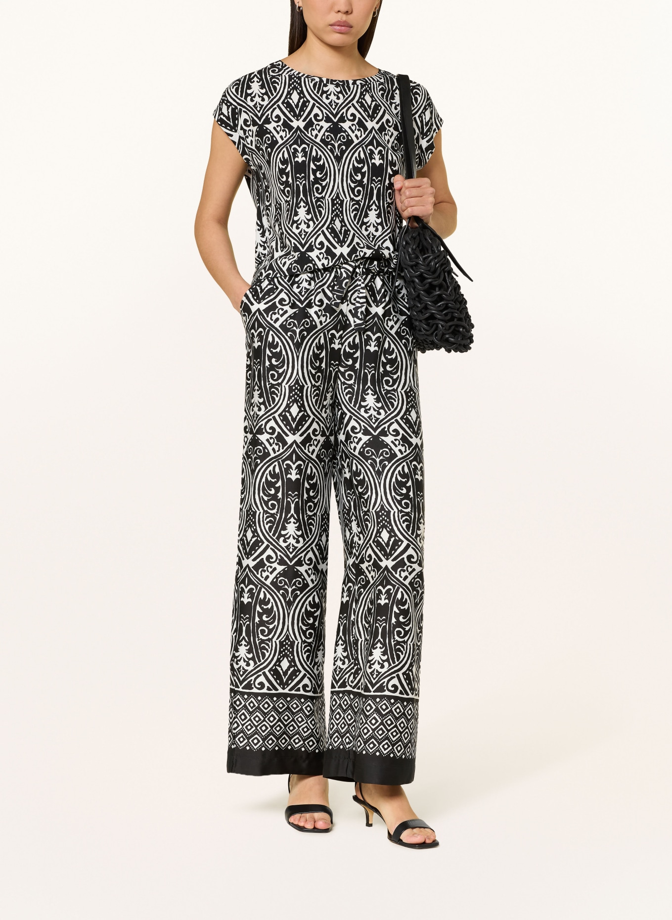 monari Saténové kalhoty s volánky: ČERNÁ / BÍLÁ