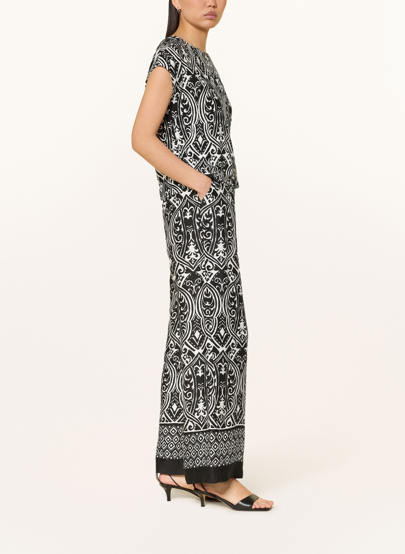 monari Saténové kalhoty s volánky: ČERNÁ / BÍLÁ