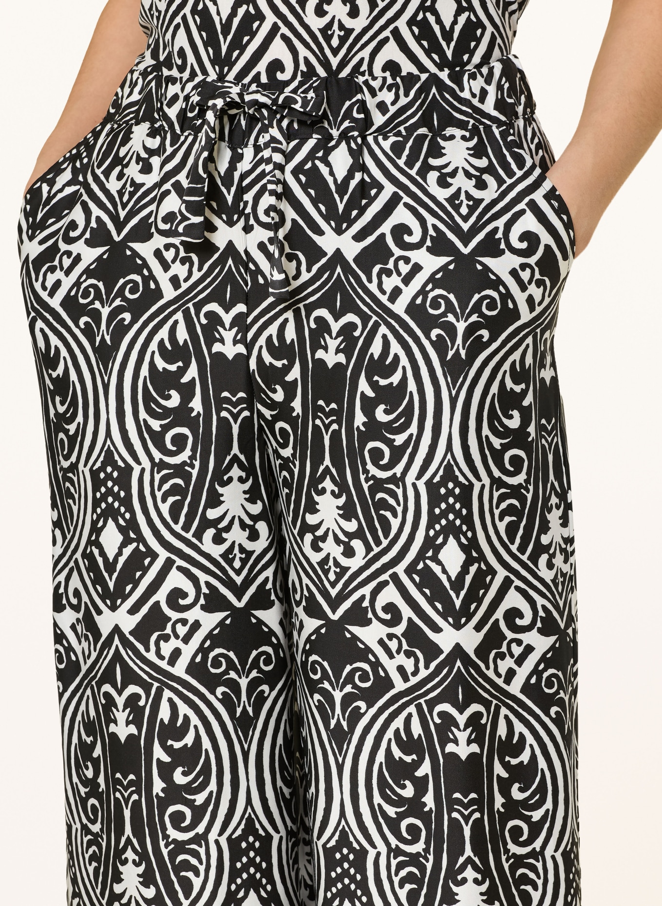 monari Saténové kalhoty s volánky: ČERNÁ / BÍLÁ