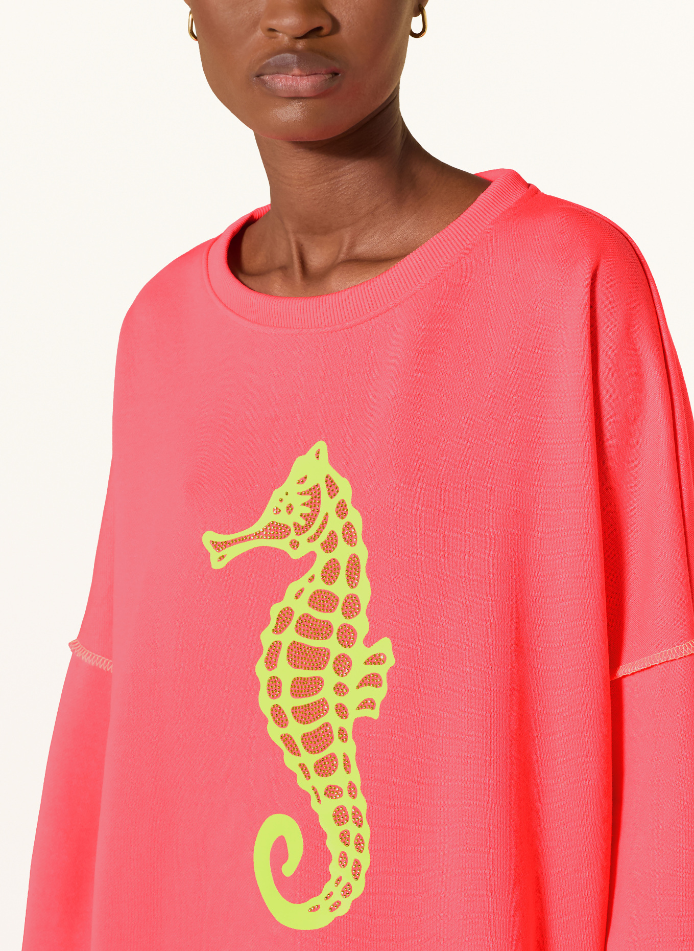 miss goodlife Oversized-Sweatshirt mit Schmucksteinen: NEONPINK / NEONGELB